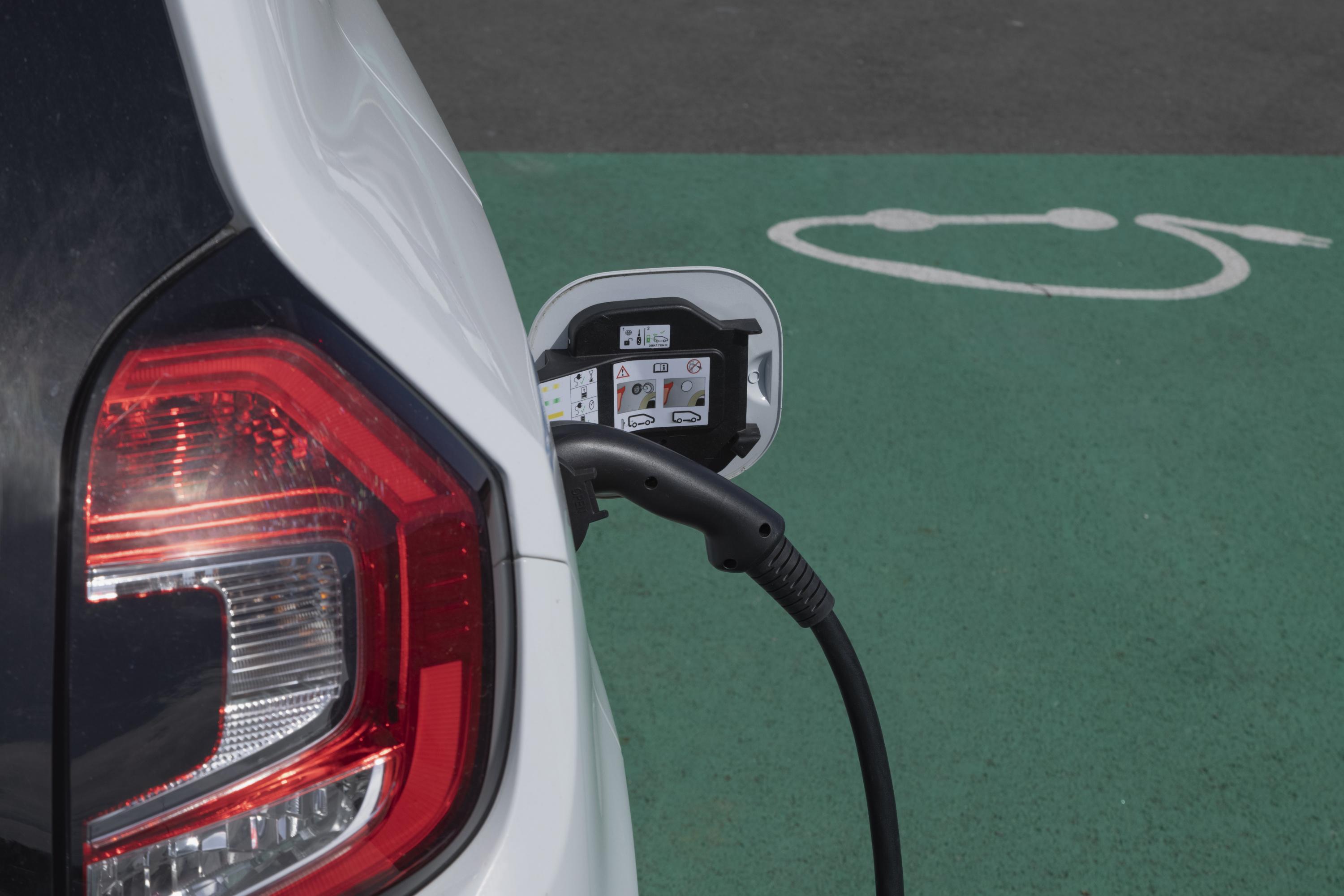 Voiture électrique : bientôt la fin de la recharge libre et gratuite en entreprise