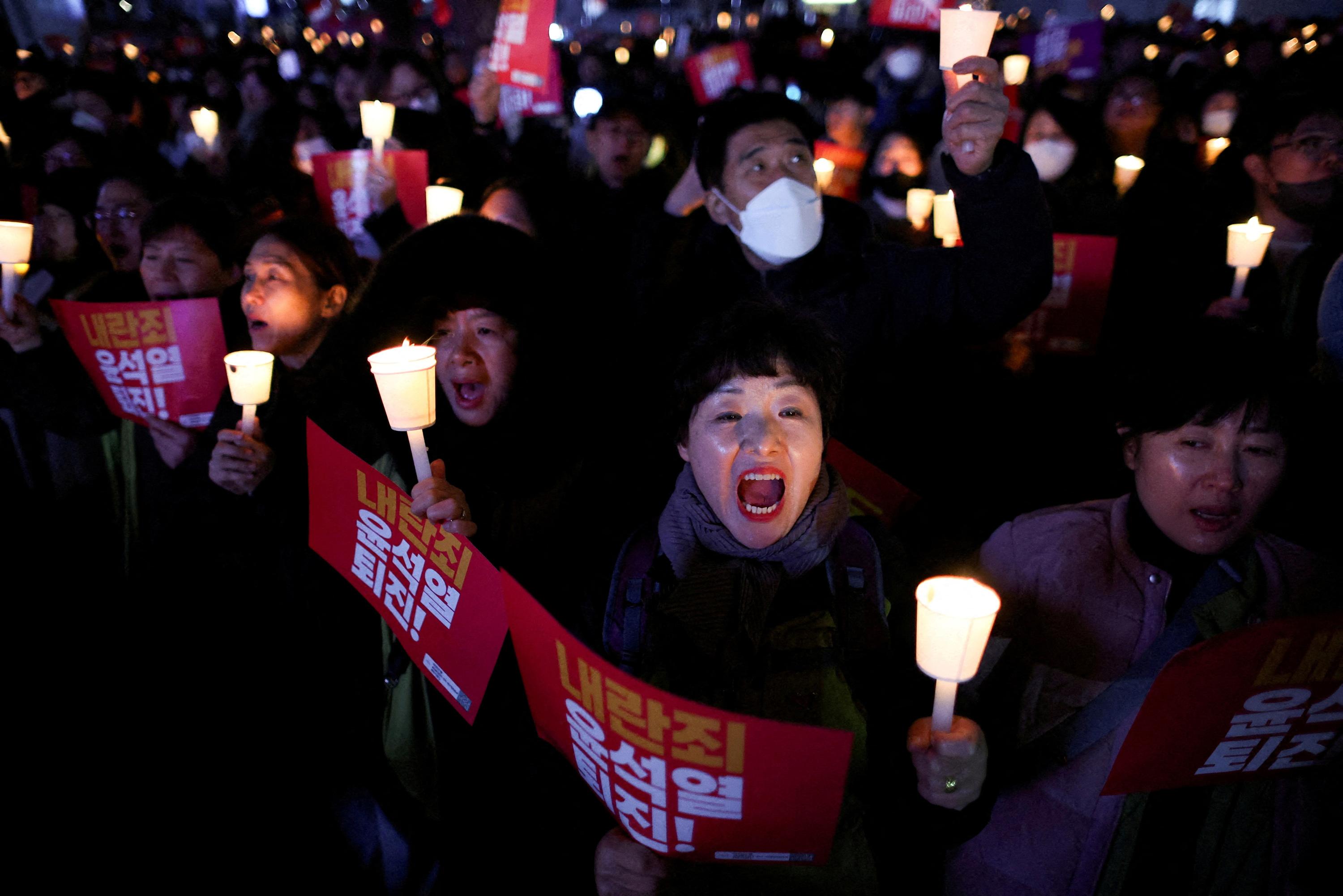 Corée du Sud: Yoon s'accroche au pouvoir après sa tentative ratée d'imposer la loi martiale