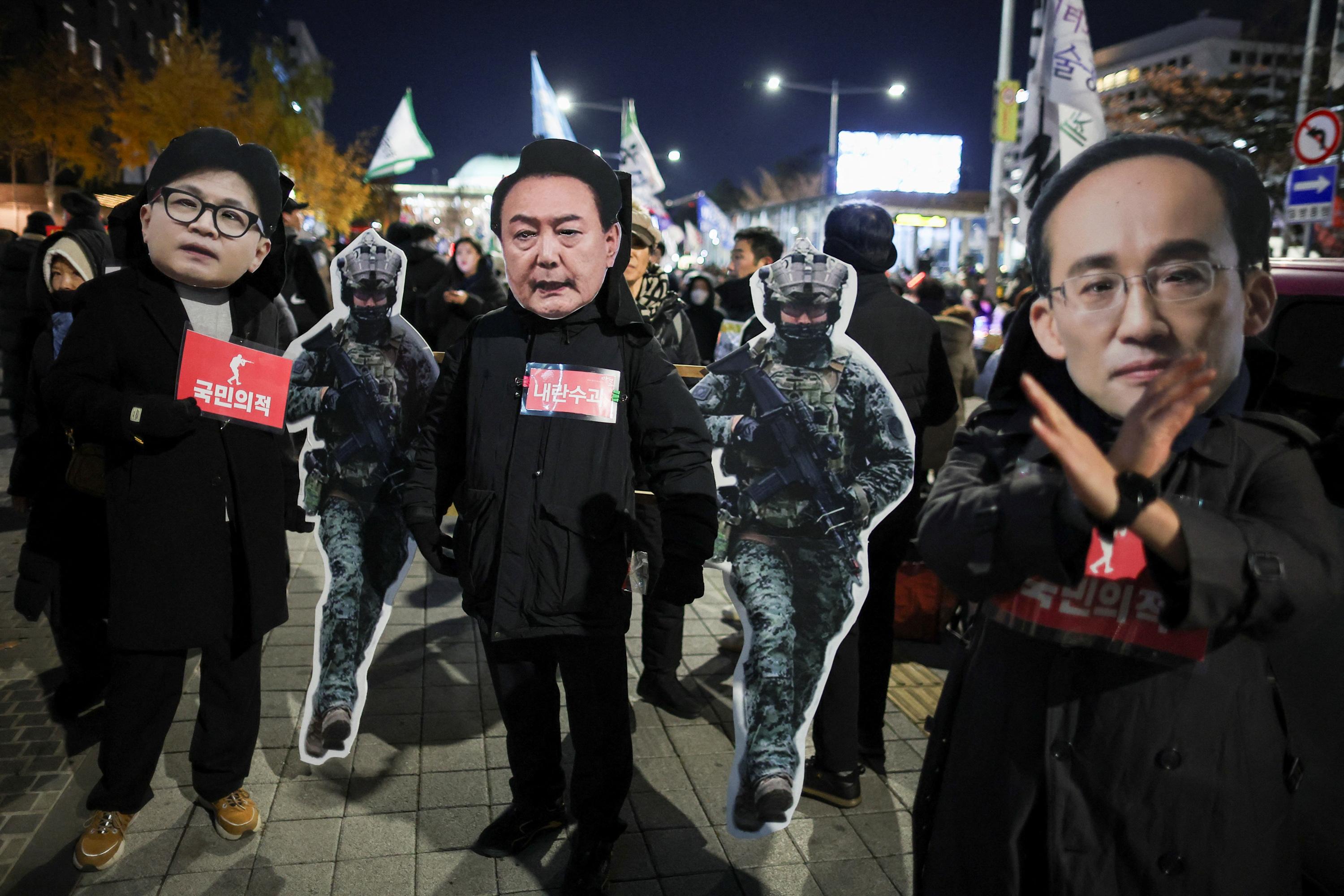 «Nous reviendrons manifester jusqu’à ce qu’il soit dehors !» A Séoul, le président Yoon échappe a la destitution, augurant d’un «hiver chaud»