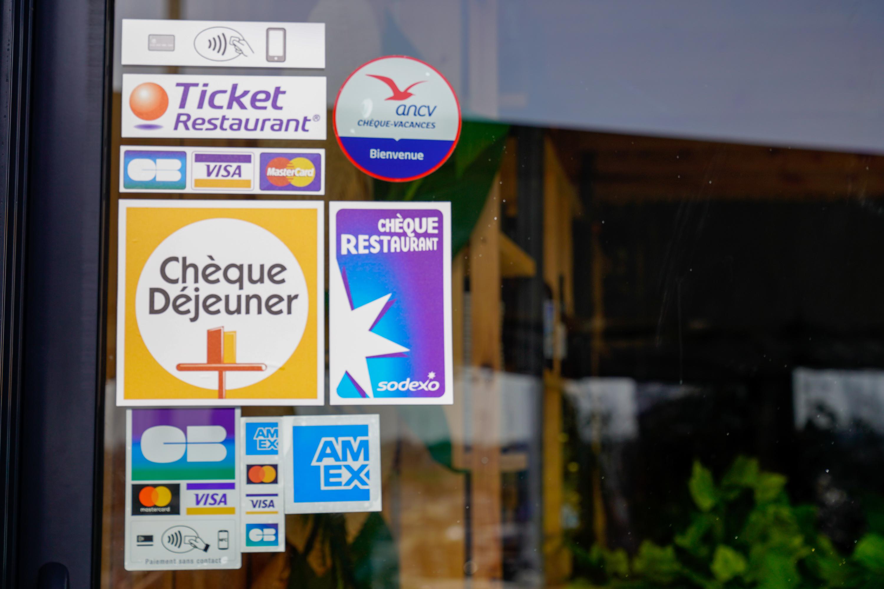 La censure du gouvernement met en péril la possibilité de faire ses courses avec des tickets restaurant