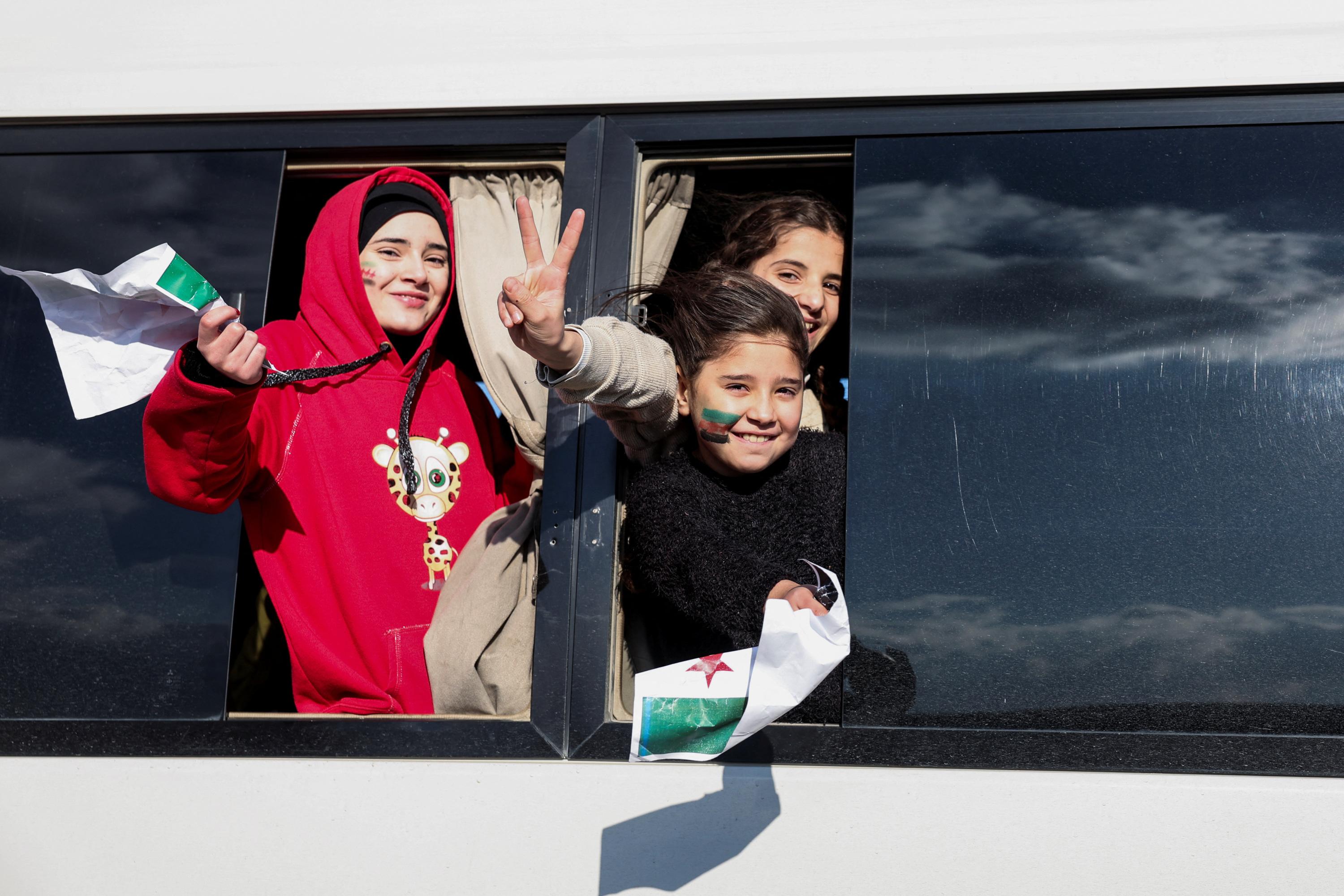 «C’est une journée historique» à la frontière libano-syrienne, des scènes de liesse et d’espoir après la chute de Bachar el-Assad