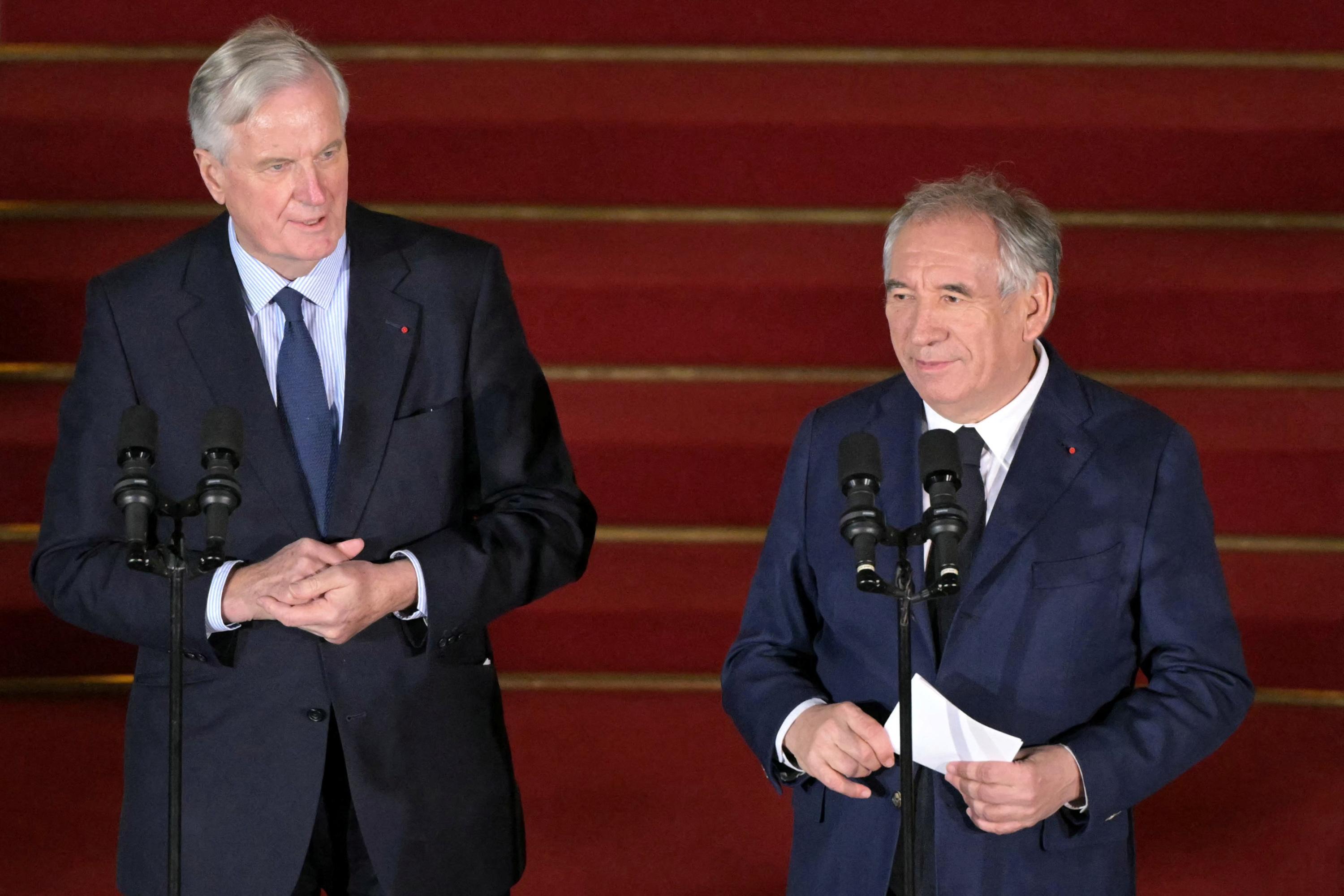 Passation de pouvoir : Barnier alerte sur la «gravité» de la situation, Bayrou promet de «ne rien négliger»