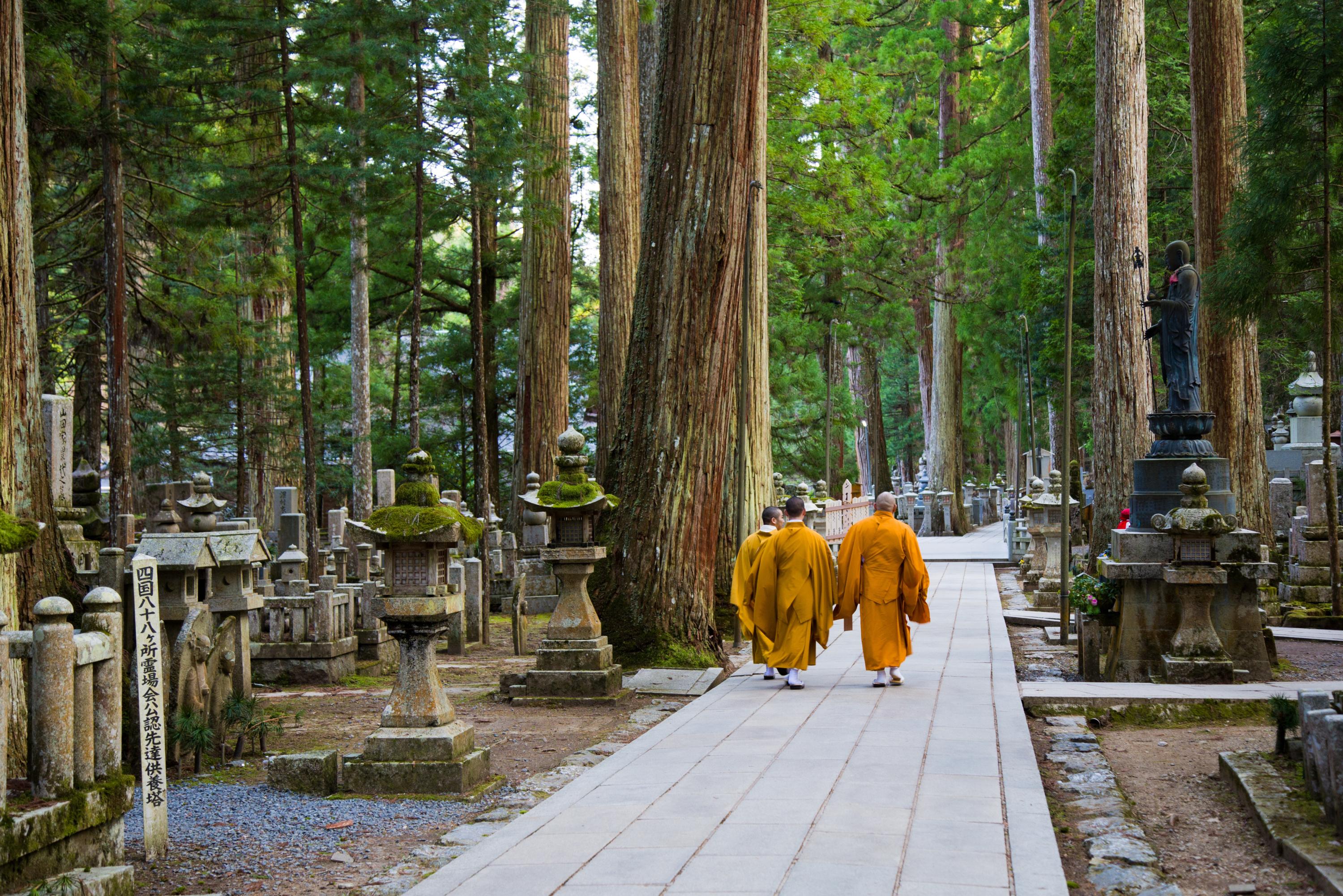 Près de Kanazawa, visite habitée du cimetière le plus sacré du Japon