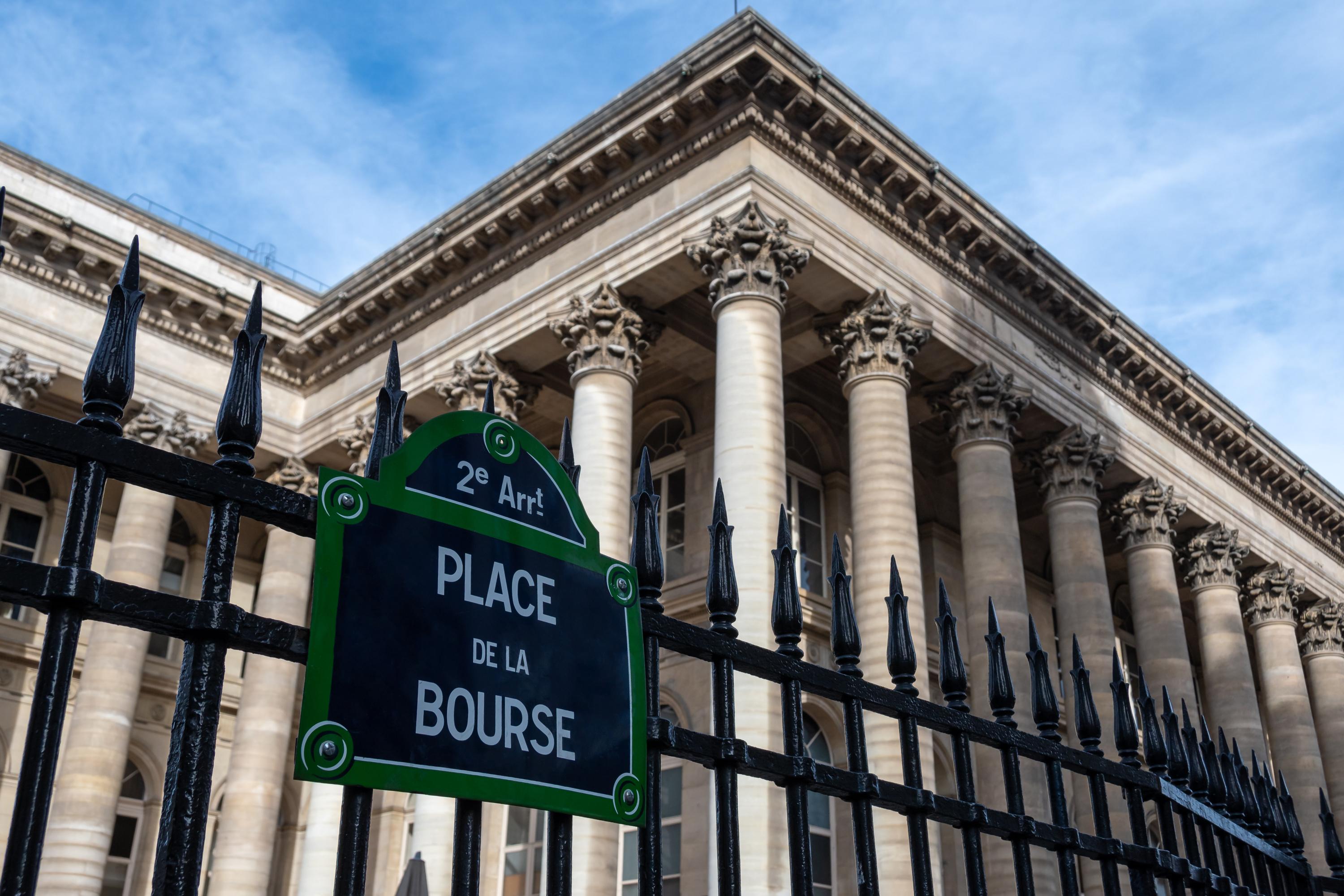 La Bourse de Paris clôture en nette hausse et guette la nouvelle année