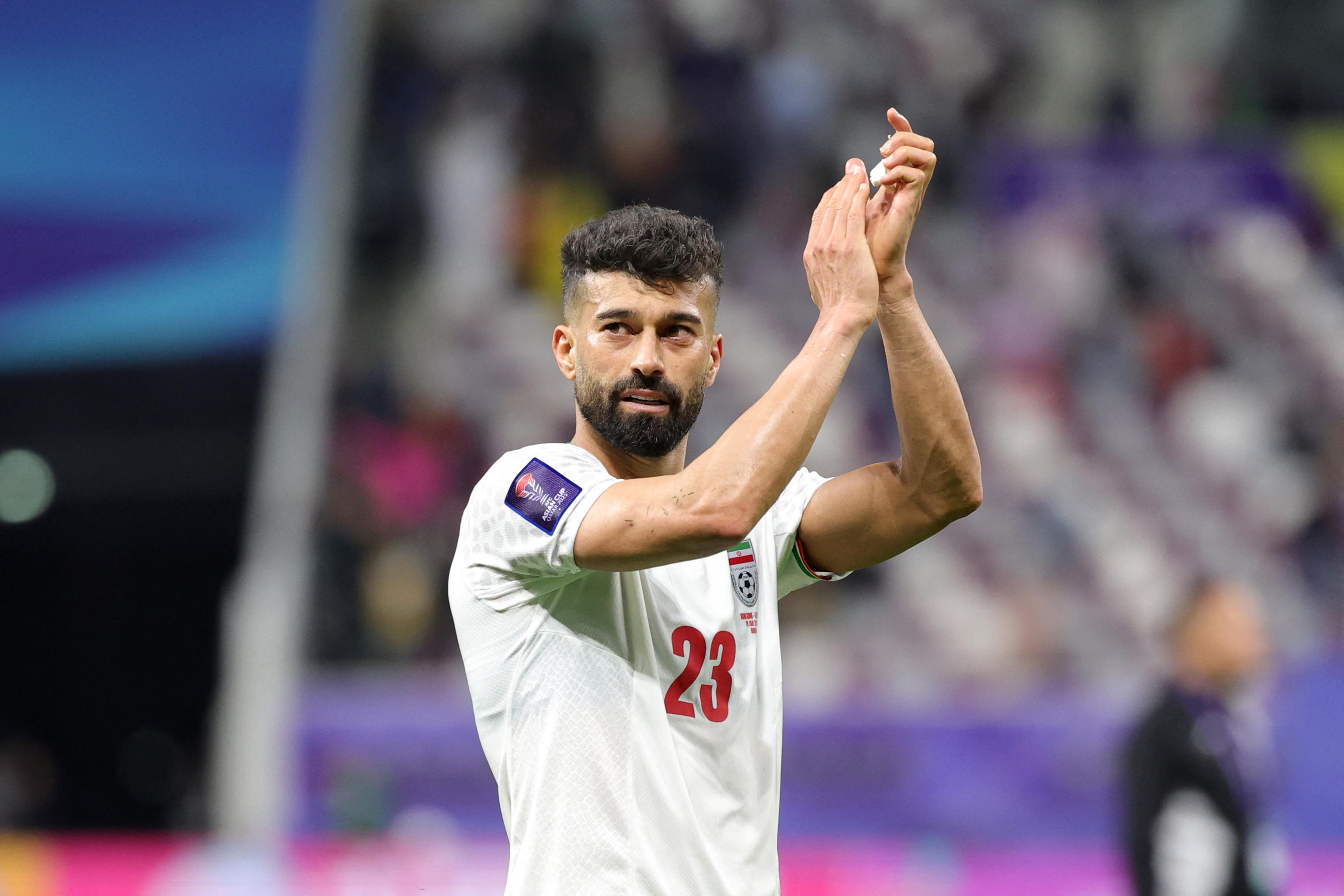 Foot : un international iranien convoqué par le comité d’éthique de la fédération après avoir enlacé une supportrice