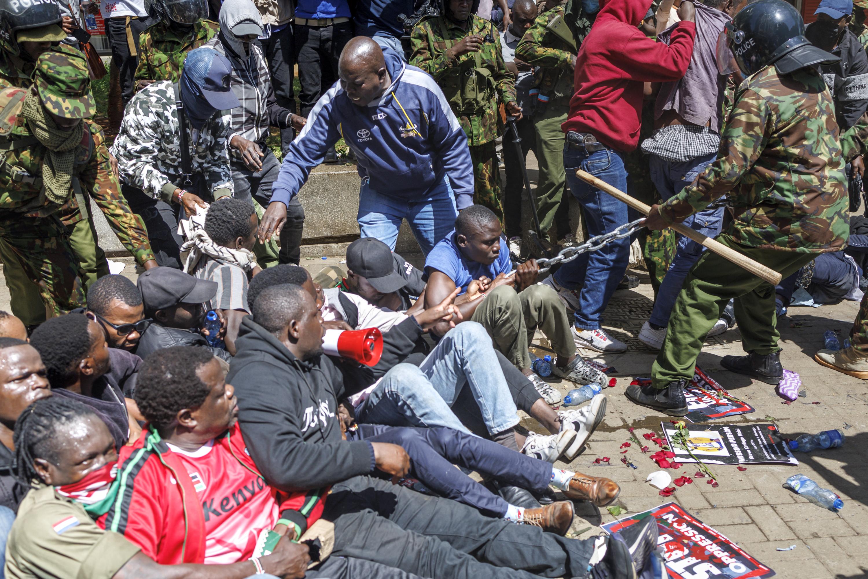 Kenya: les autorités arrêtent des dizaines de manifestants appelant à la fin des enlèvements