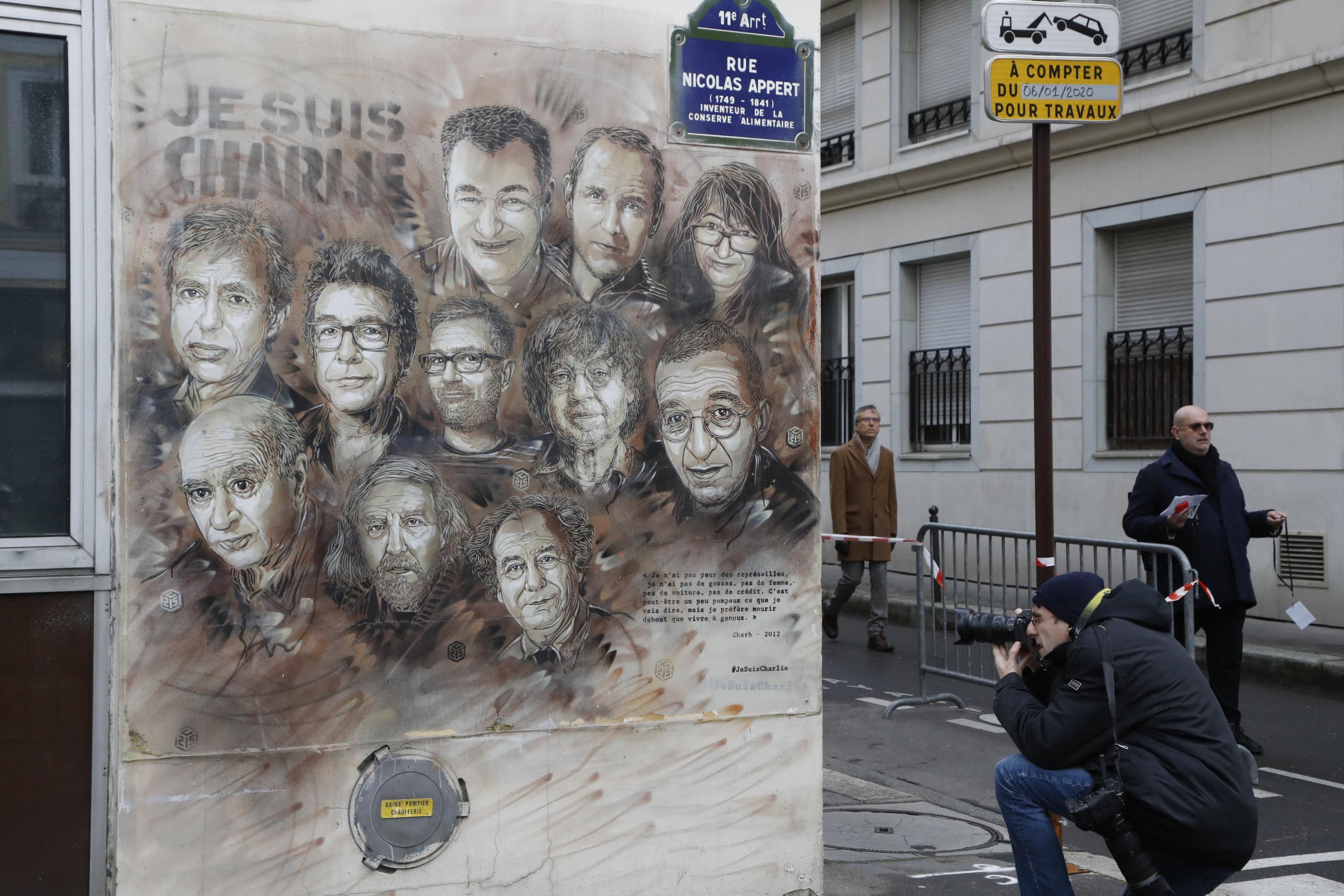 Attaque au hachoir visant Charlie Hebdo: six hommes jugés lundi