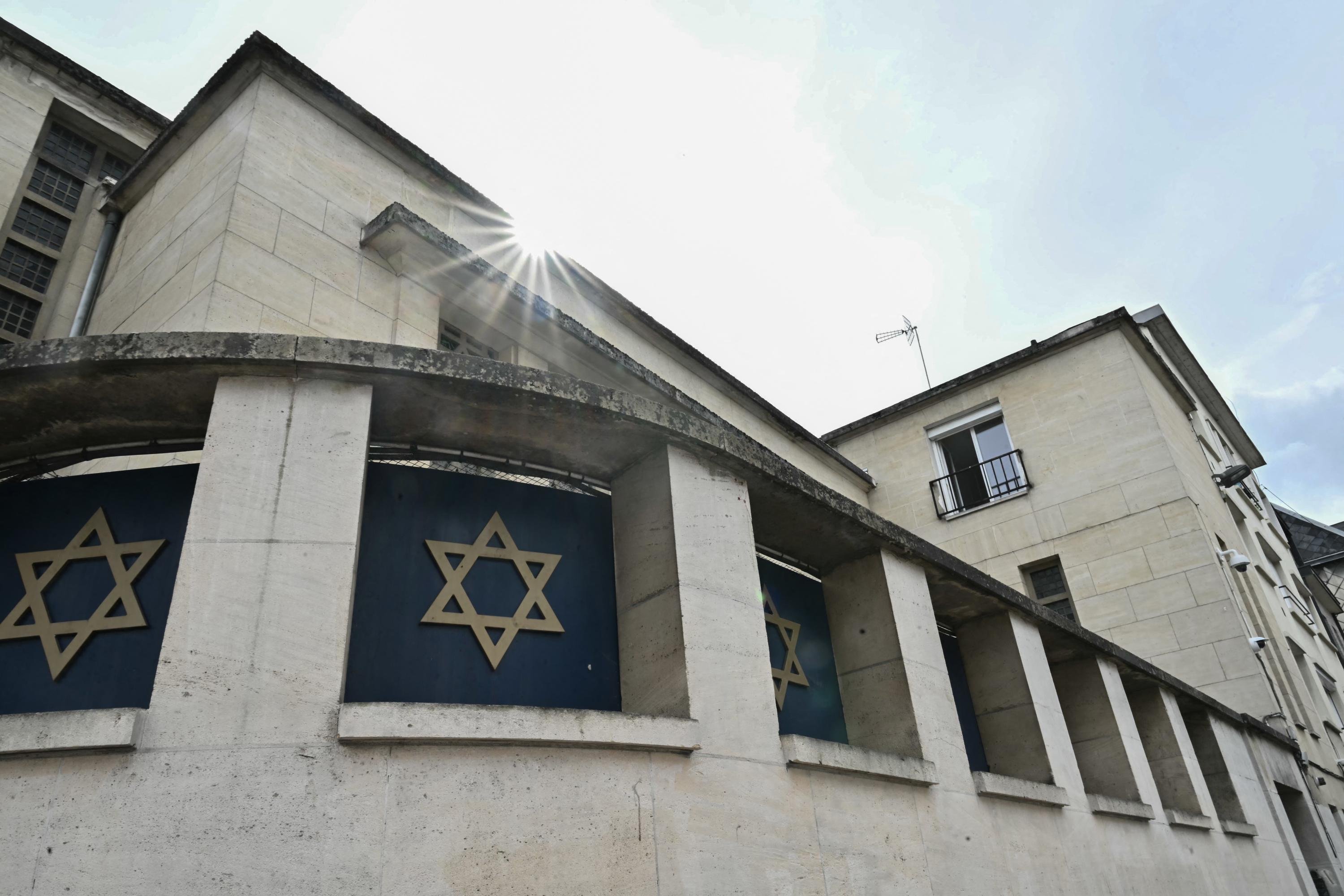 Rouen : des tags antisémites découverts sur la synagogue, Retailleau «espère une justice intraitable»