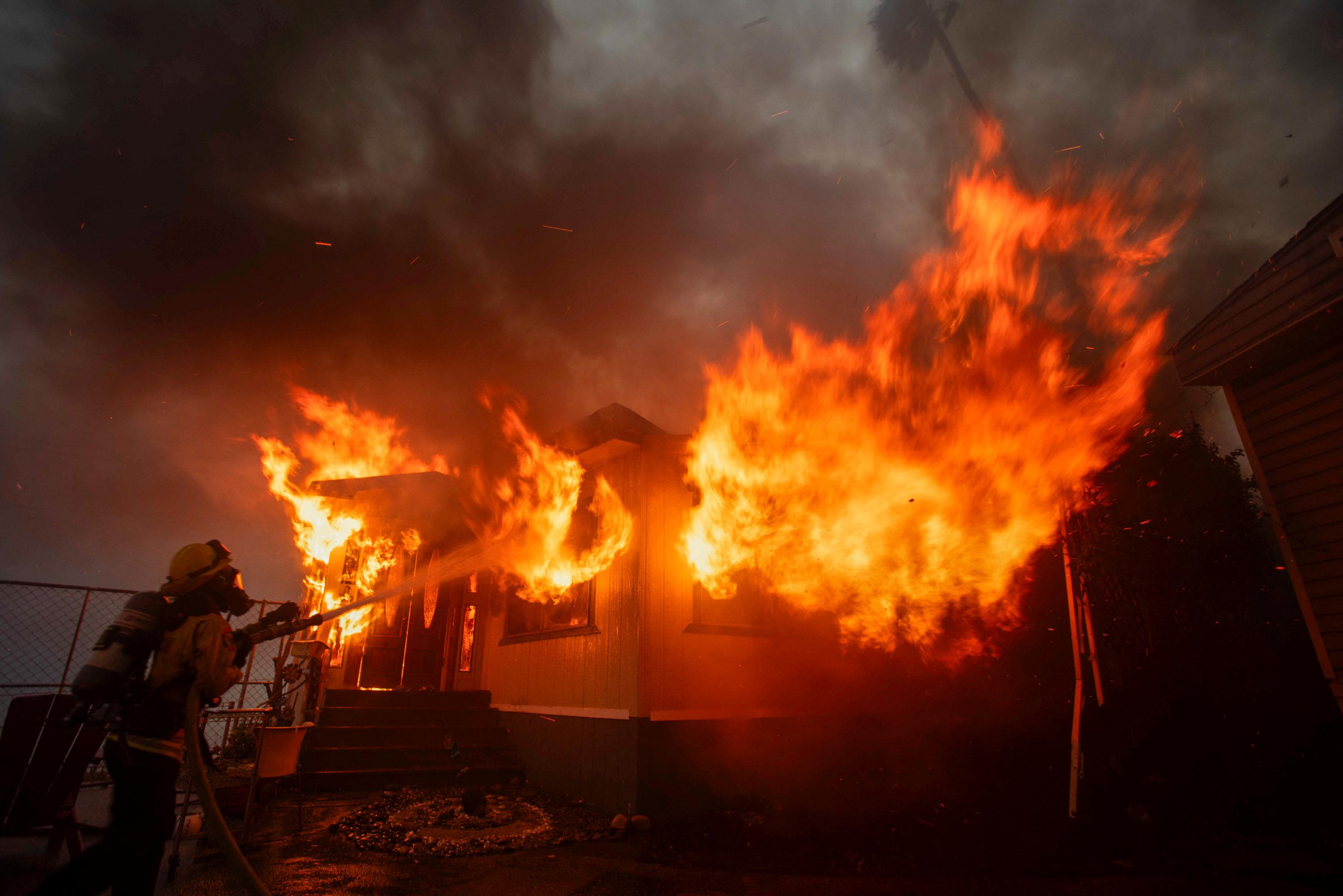 Des dizaines de milliers de personnes fuient les incendies près de Los Angeles