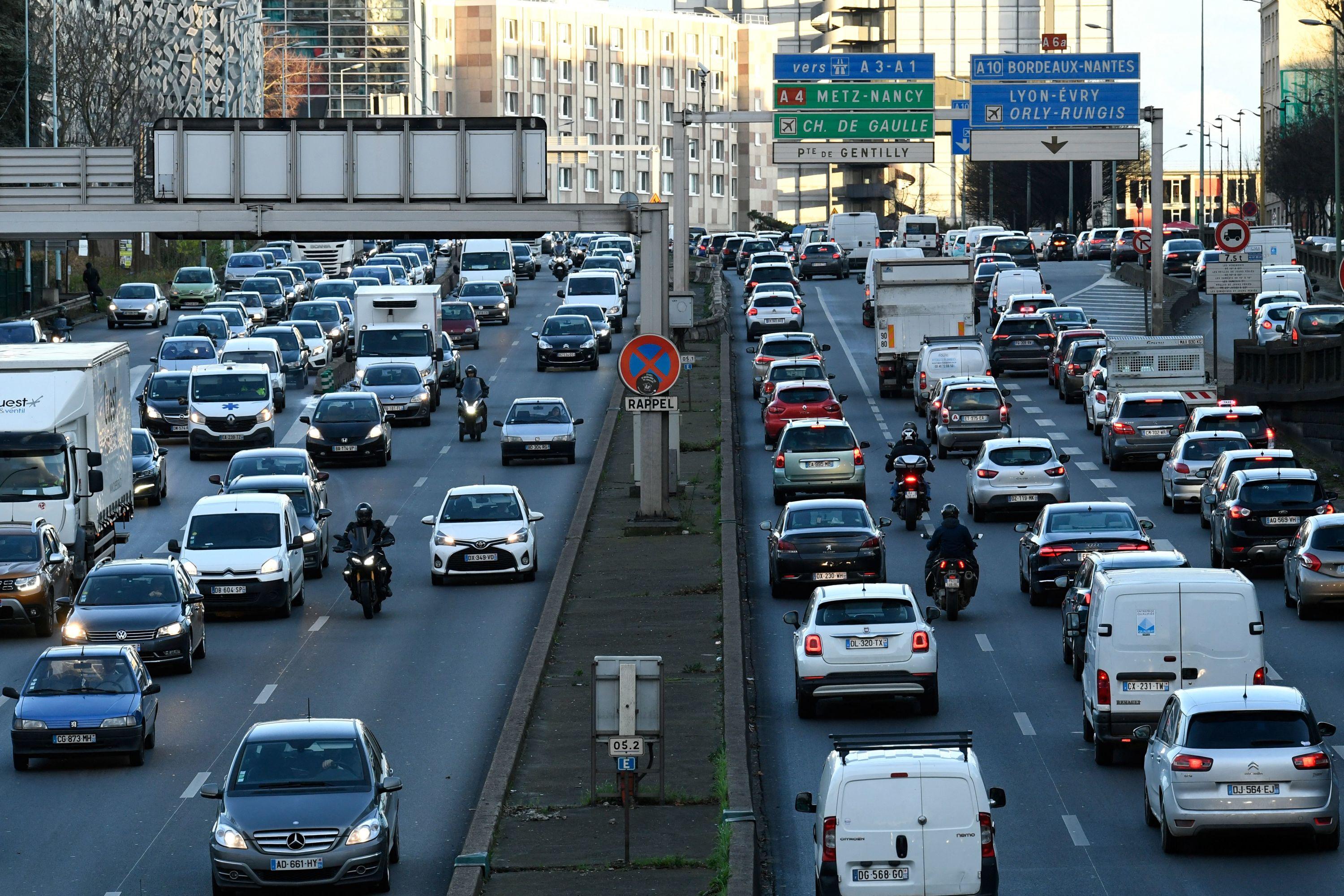 Les deux-roues motorisés désormais autorisés à circuler entre les files sur les routes