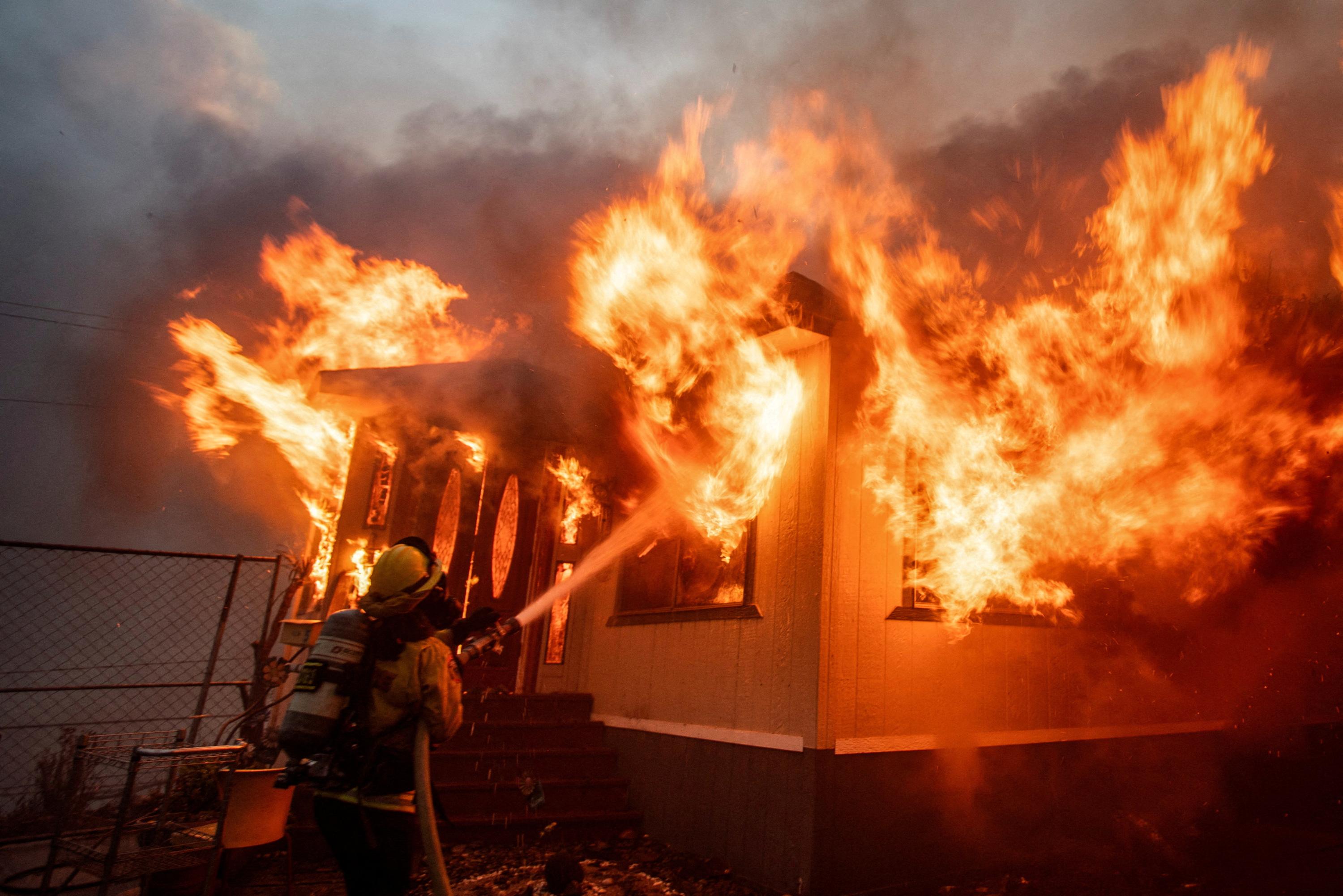 Incendies à Los Angeles : dépassés par les flammes, les pompiers subissent les coupes budgétaires de la mairie démocrate