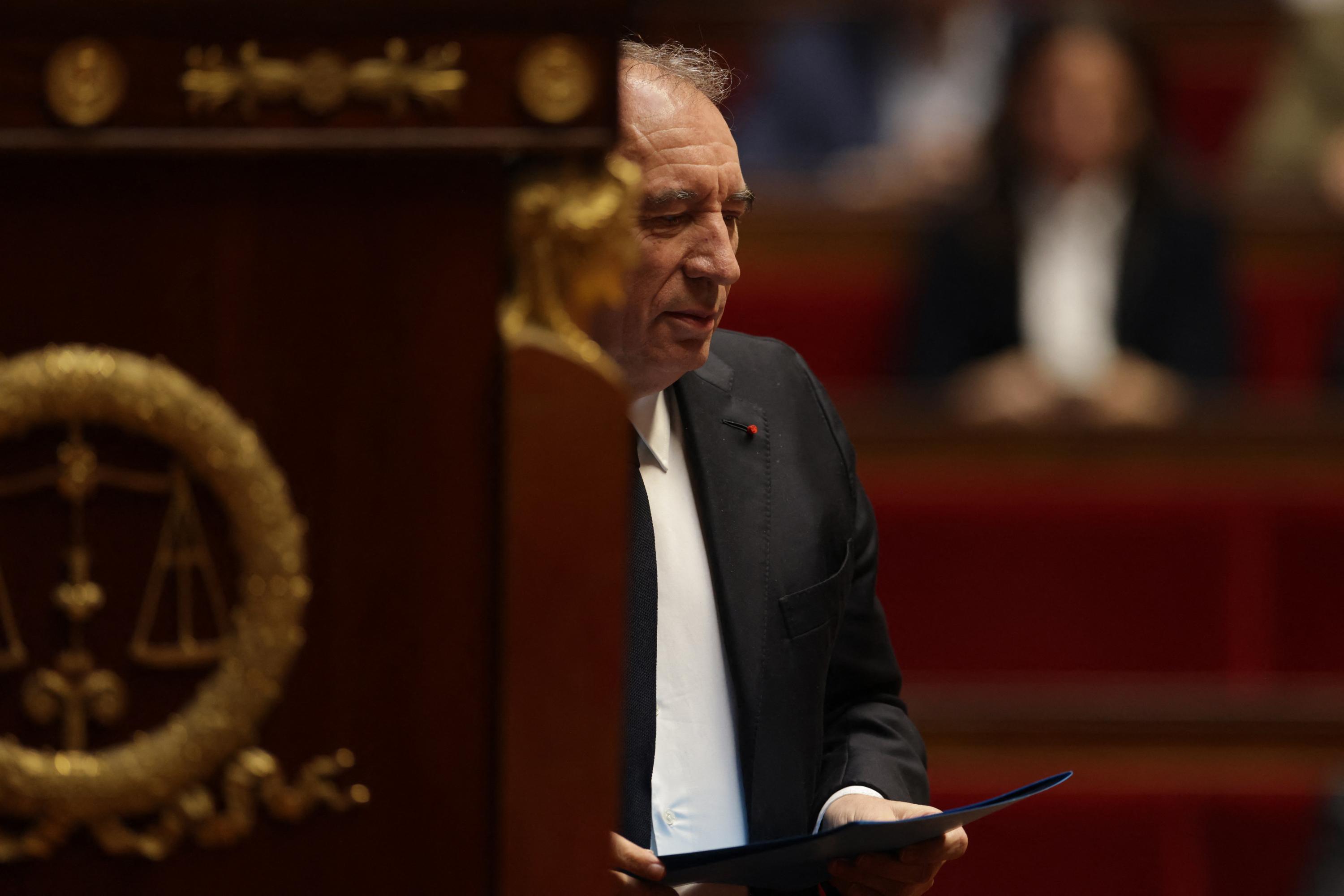 À l’Assemblée, François Bayrou échappe à sa première motion de censure grâce au PS et au RN