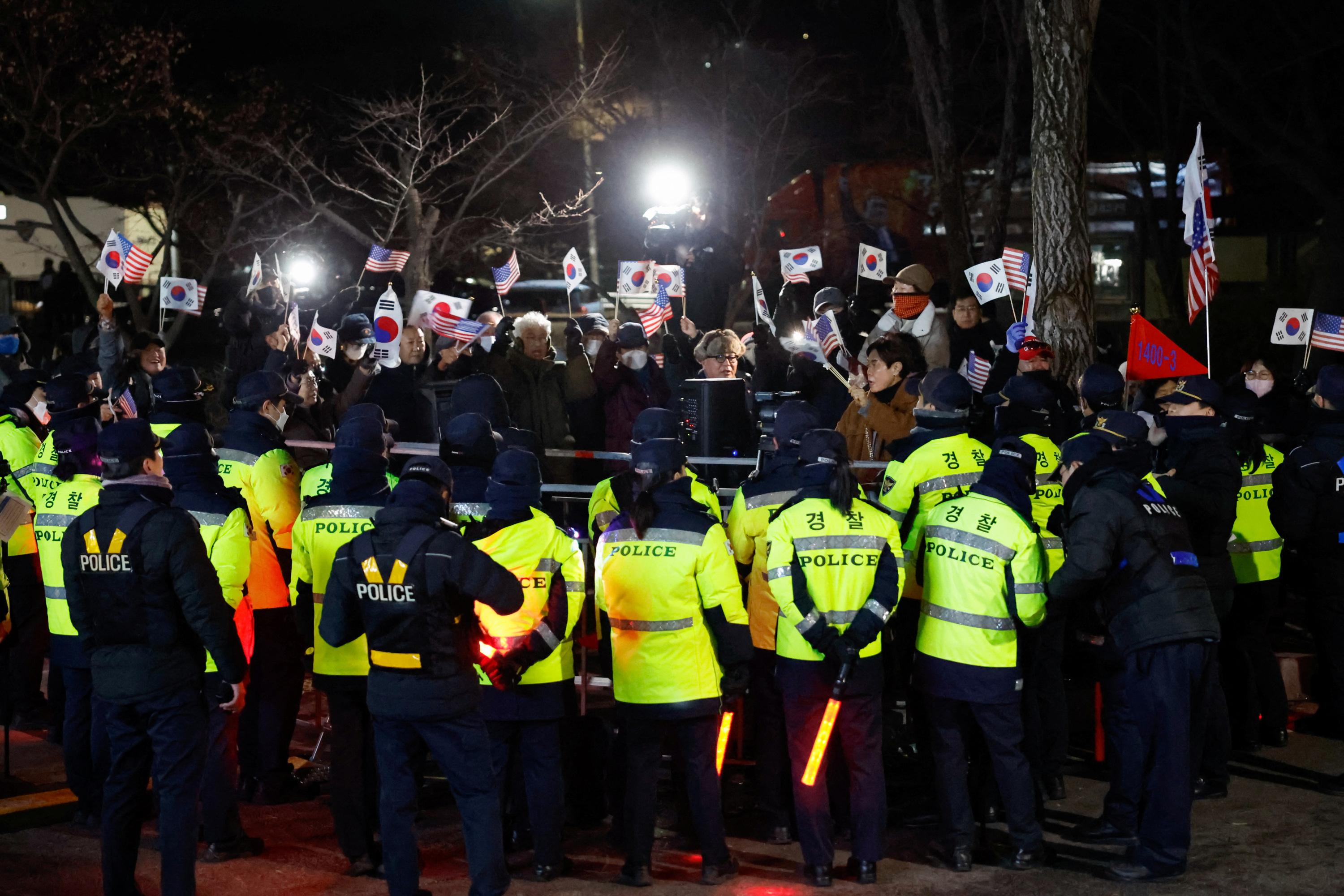 Échauffourées, dégradations : en Corée du Sud, les partisans de Yoon se convertissent à la violence