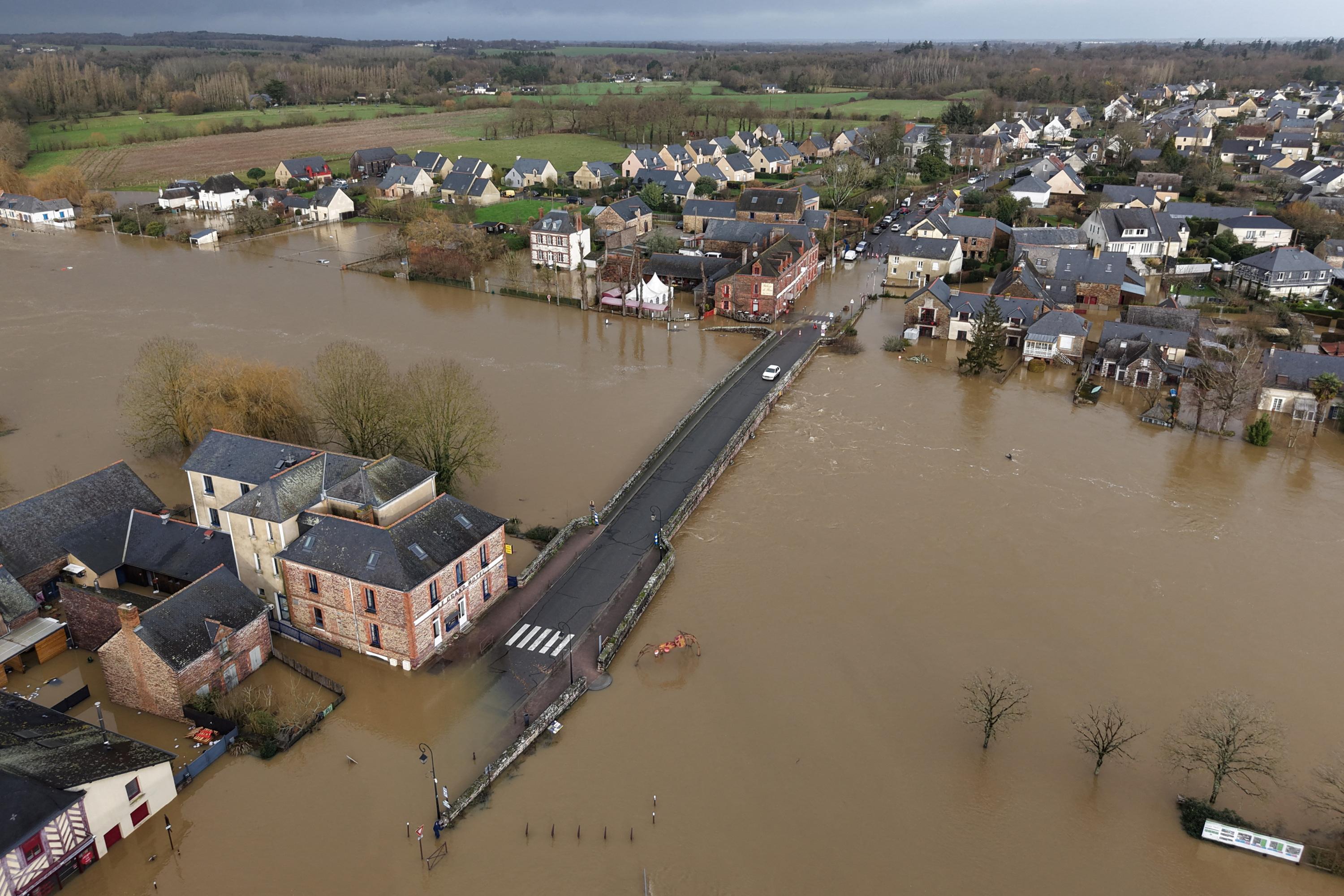 Tempête Herminia : le trafic est interrompu jusqu’à mardi sur plusieurs lignes SNCF entre Paris et la Bretagne