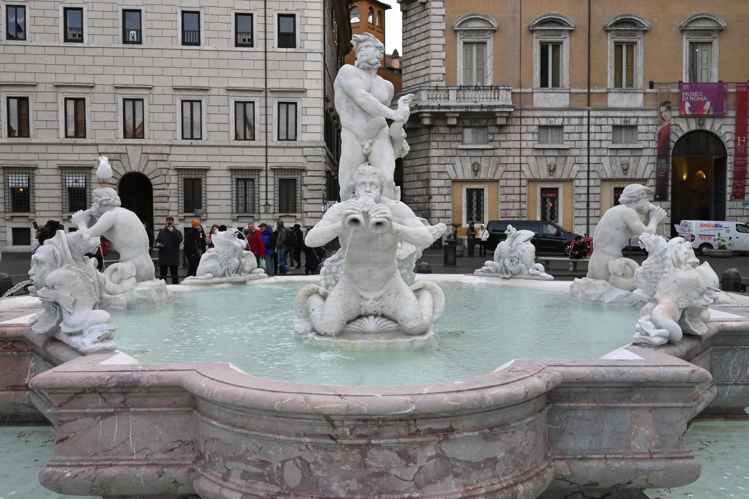 De la boue se répand dans les fontaines de Rome après de fortes pluies