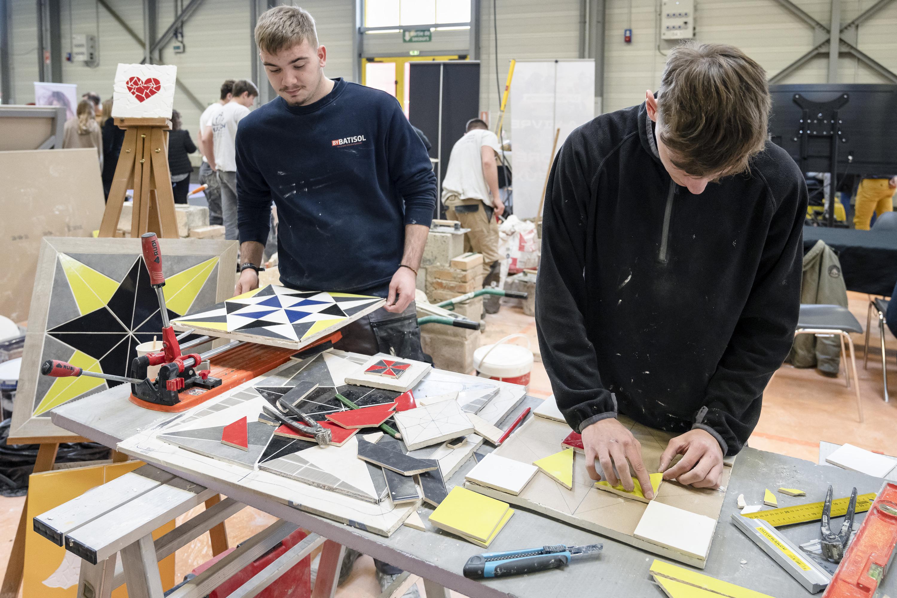 Apprentissage : les aides de l’État à l’embauche officiellement réduites