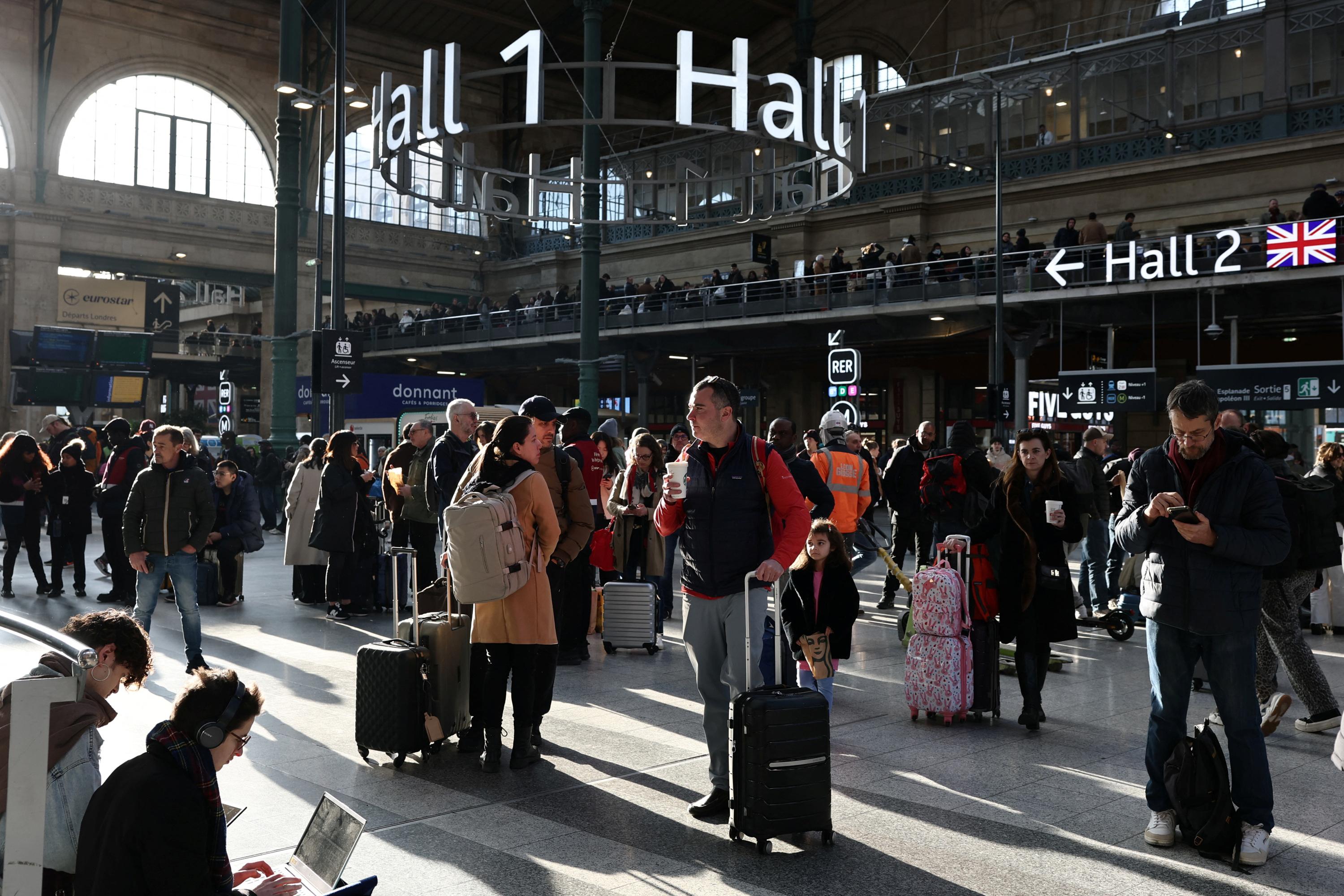 EN DIRECT - Gare du Nord : les trains à l’arrêt, une partie du périphérique parisien fermée