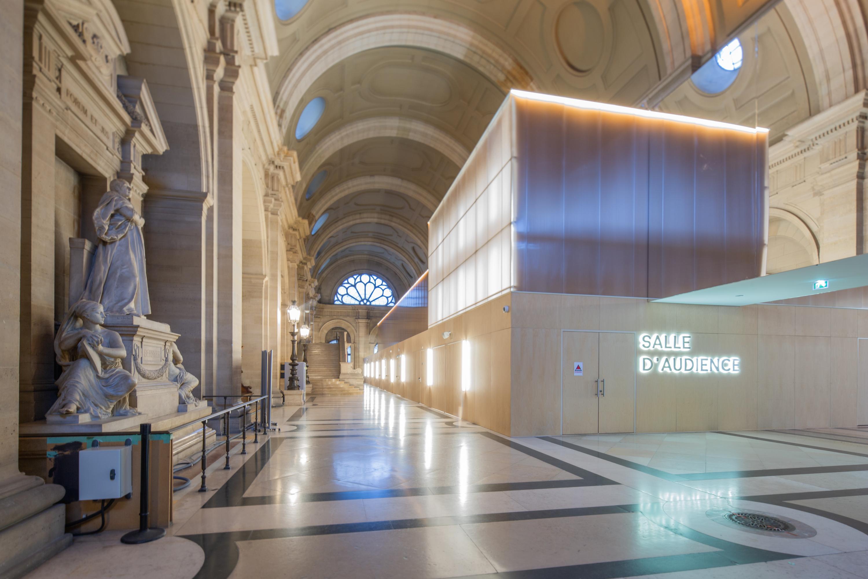 Au Palais de Justice, le démontage de la grande salle des procès avant cinq années de travaux