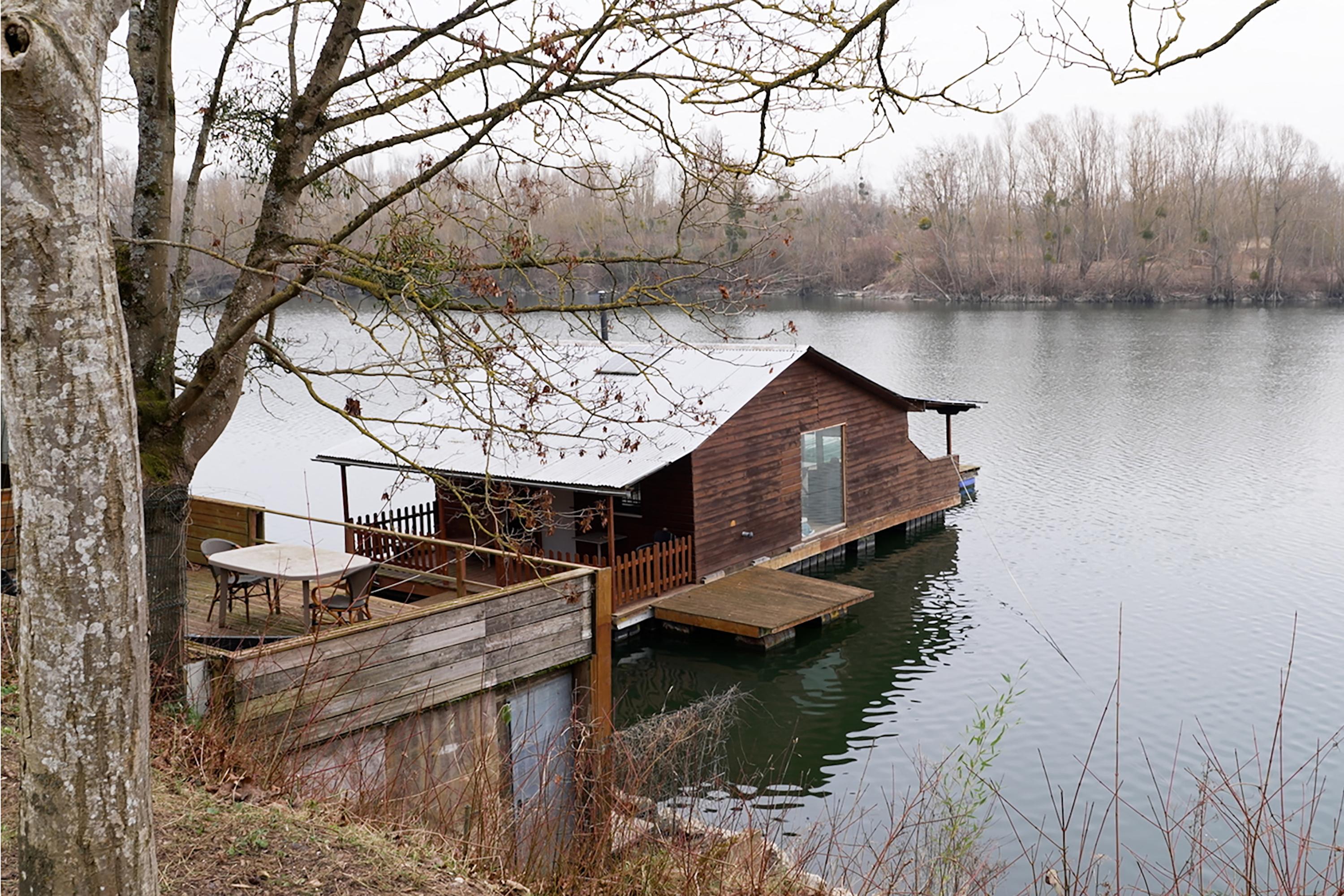 Les propriétaires de ces chalets flottants n’ont que quelques mois pour les faire disparaître