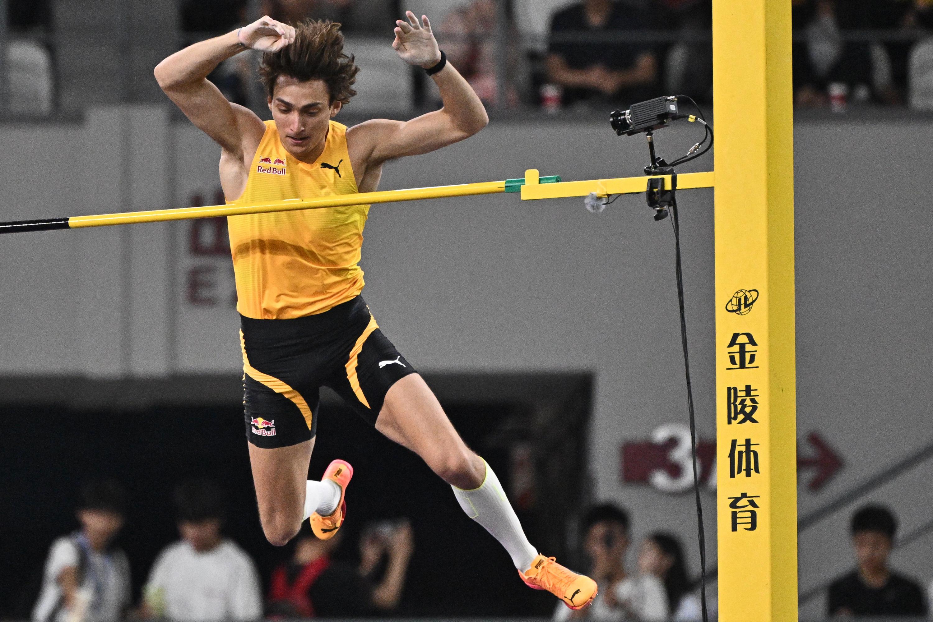 Athlétisme : Duplantis franchit 6,11 m à la perche au meeting de Shanghai
