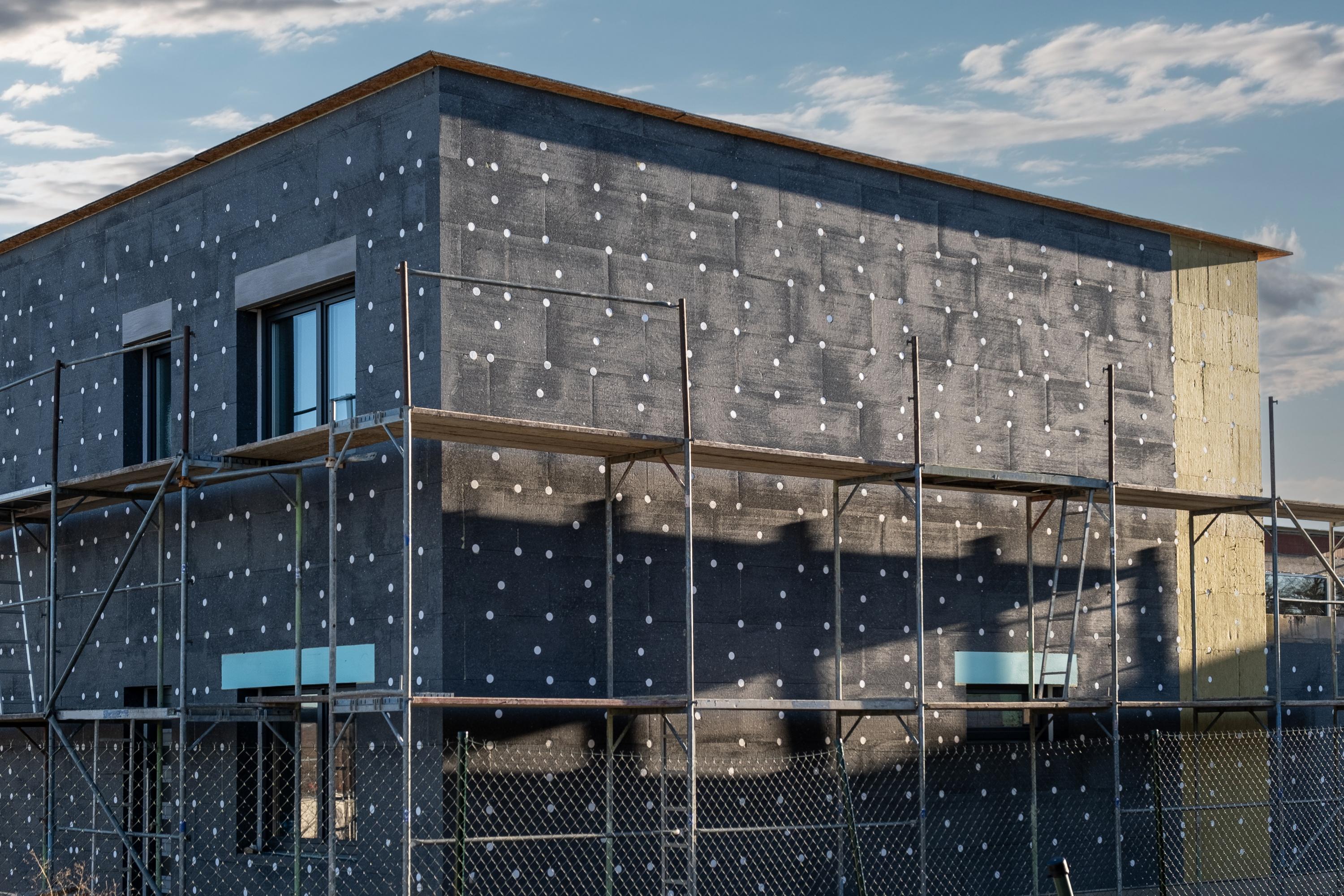 Faut-il profiter du ravalement voté en copropriété pour réaliser l’isolation thermique de la façade ?