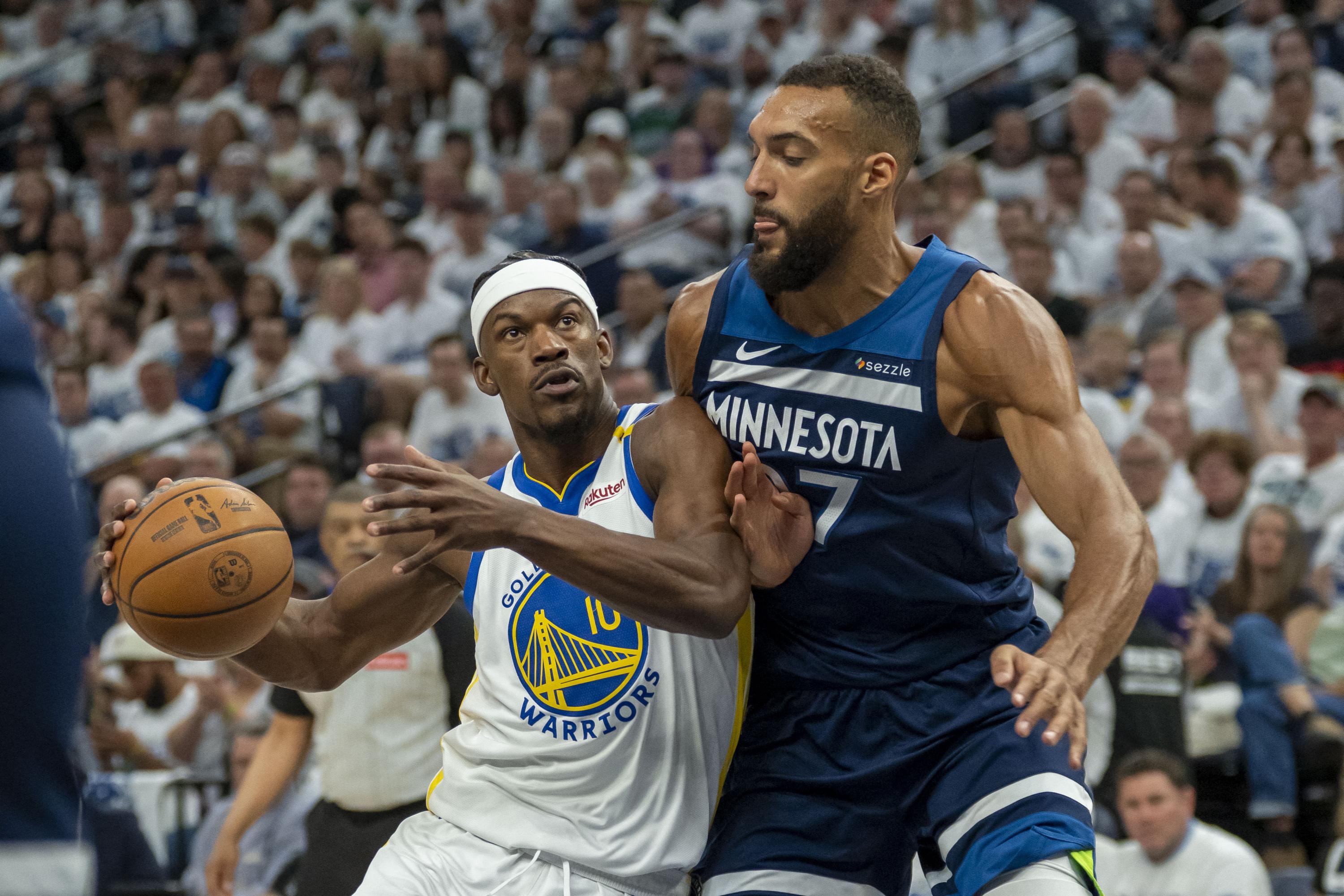Play-offs NBA : les Timberwolves égalisent face aux Warriors, privés de Stephen Curry
