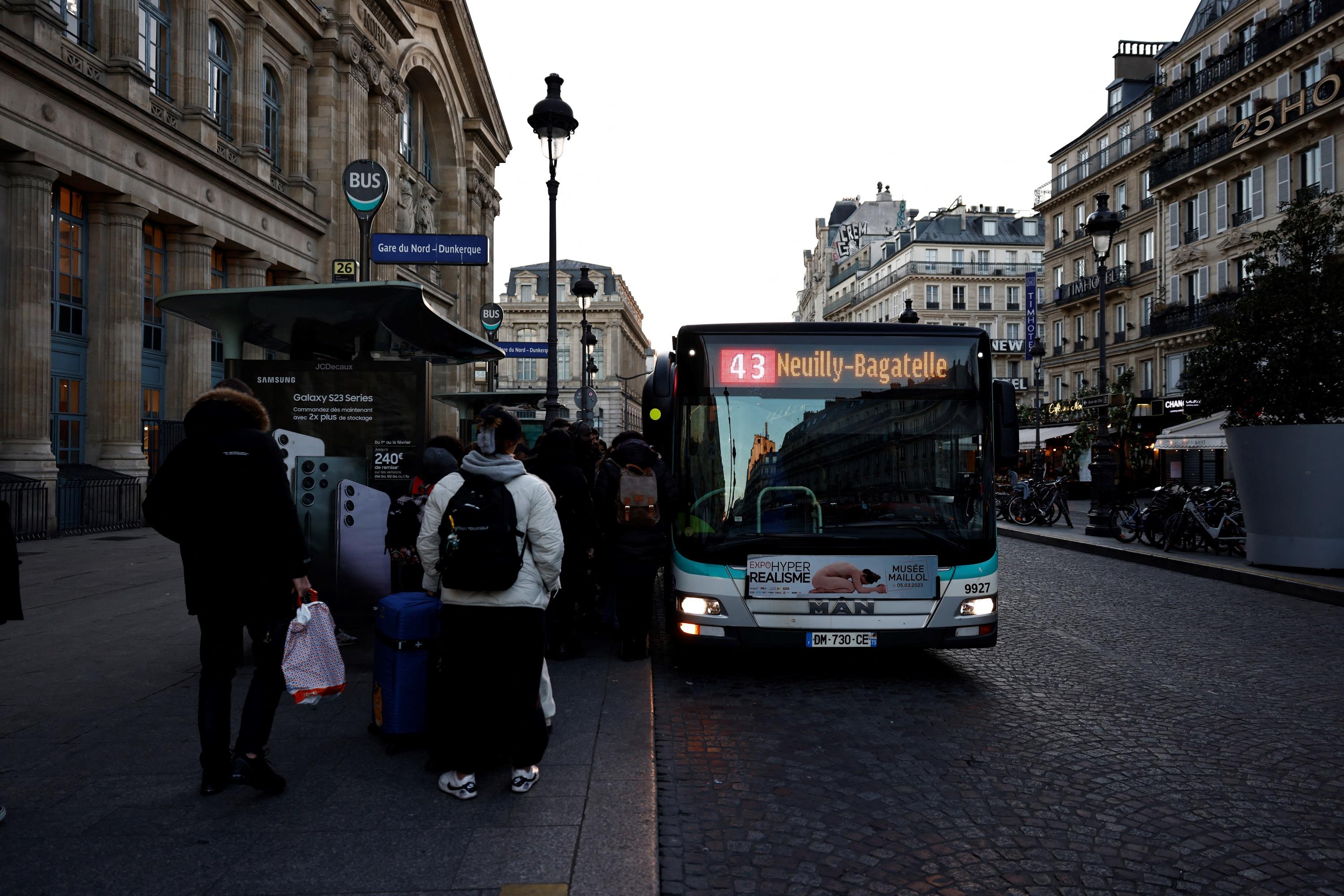 «Il bloque à chaque carrefour quand je suis dedans» : pourquoi les Parisiens boudent-ils encore le bus ?