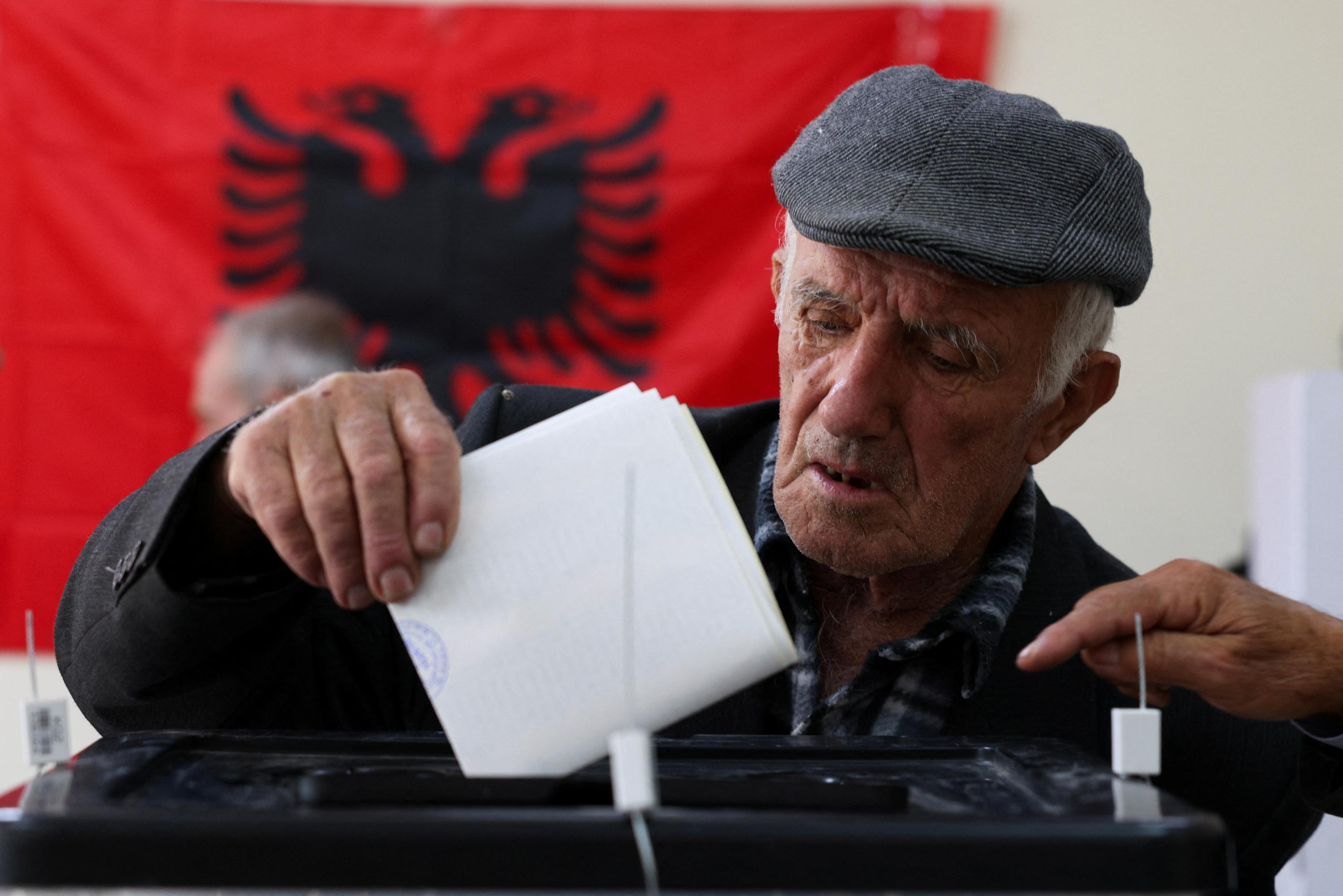 Les Albanais votent pour des législatives test sur le chemin de l'UE