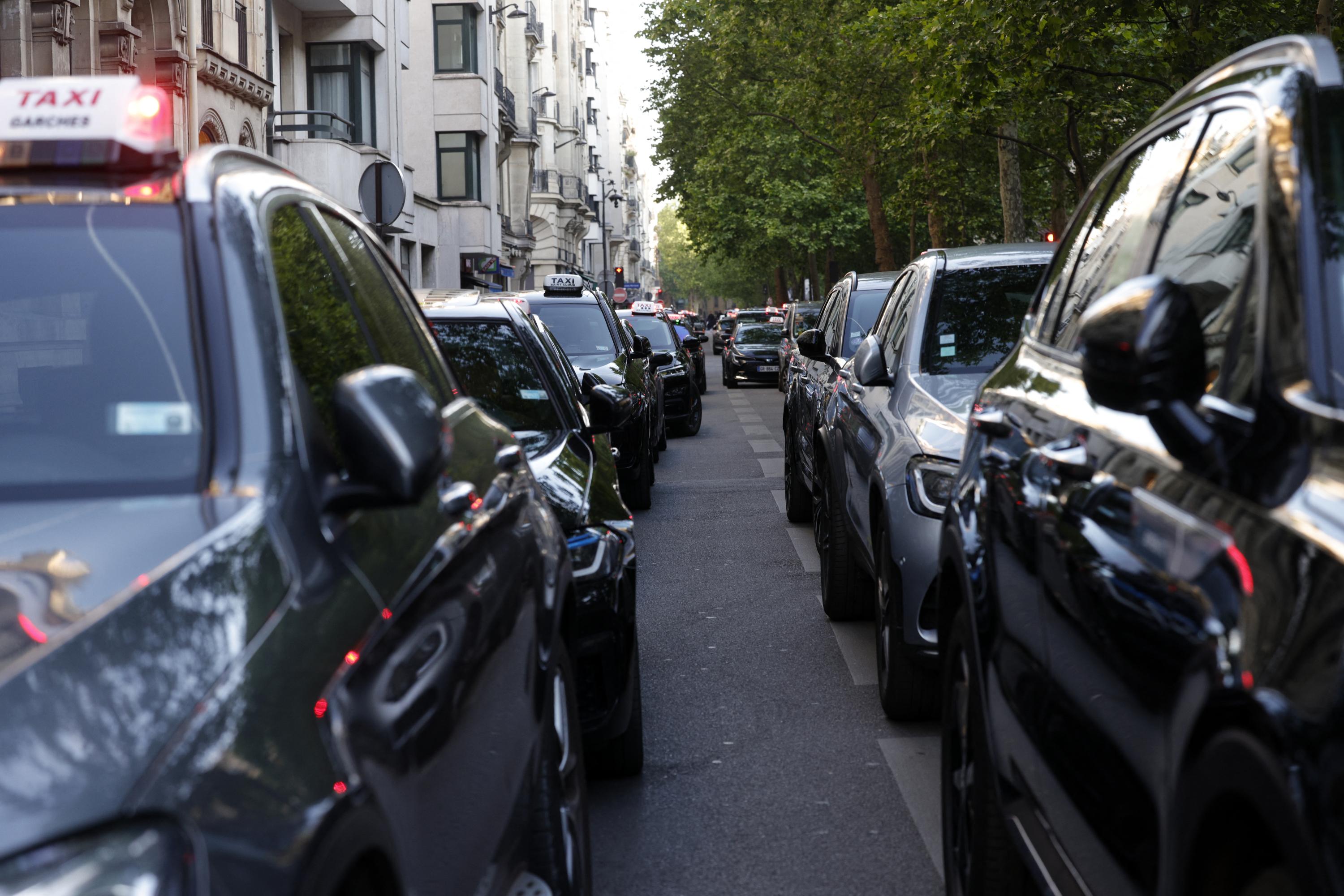 À Paris, les taxis en colère bloquent les accès à la gare de Lyon