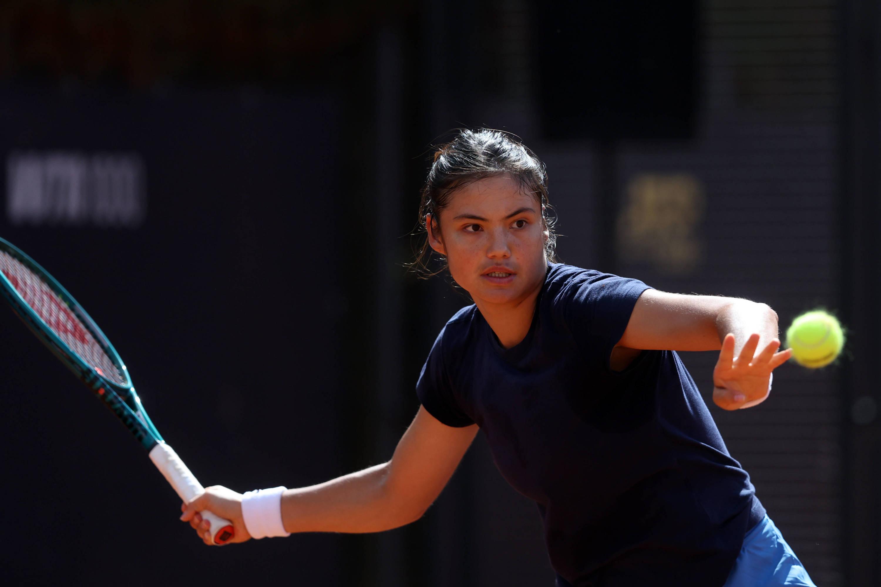 Roland-Garros : face à Iga Swiatek, Emma Raducanu ne veut pas se «faire avaler toute crue»