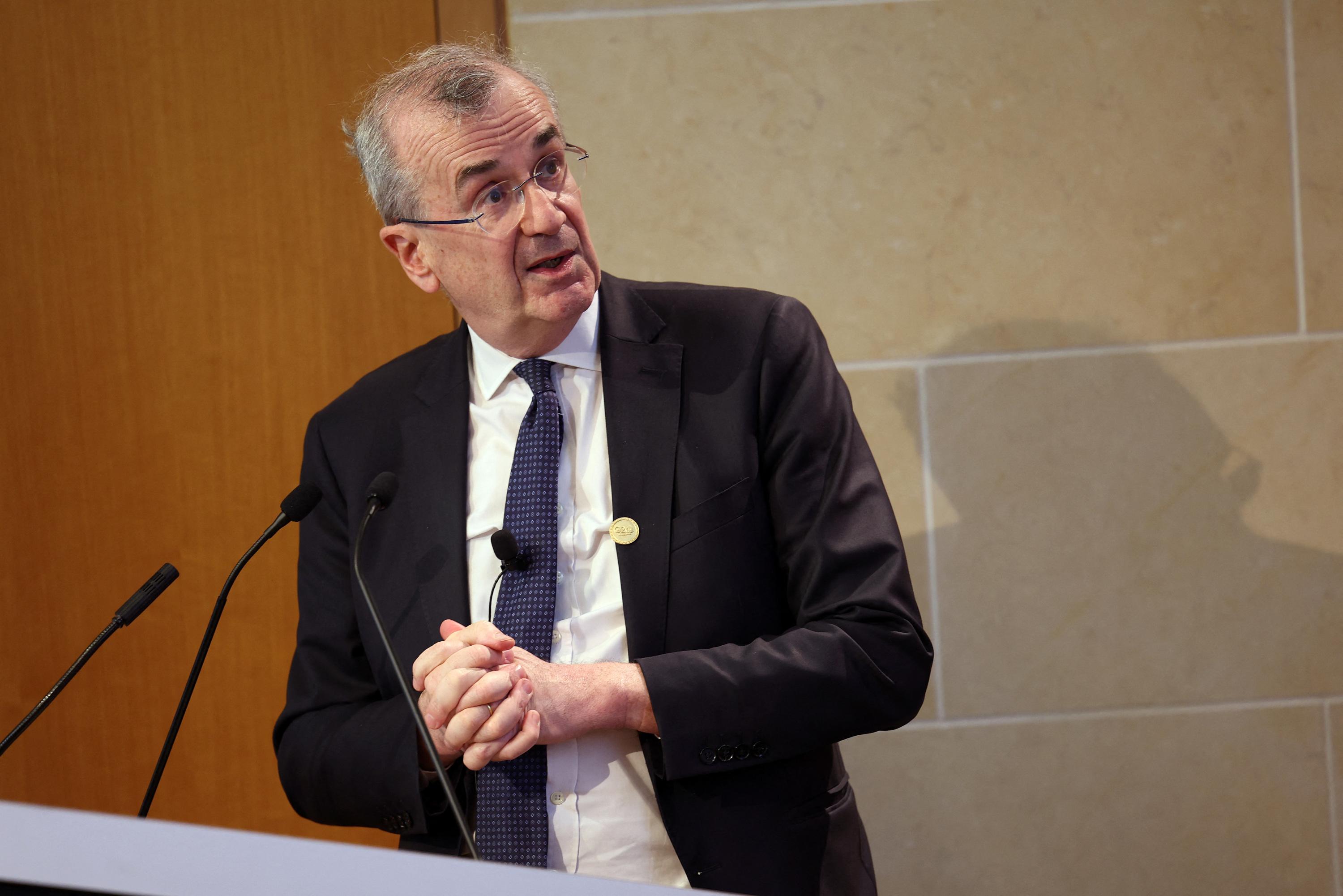 Zone euro : une monnaie numérique disponible entre établissements financiers d'ici début 2026, selon Villeroy de Galhau