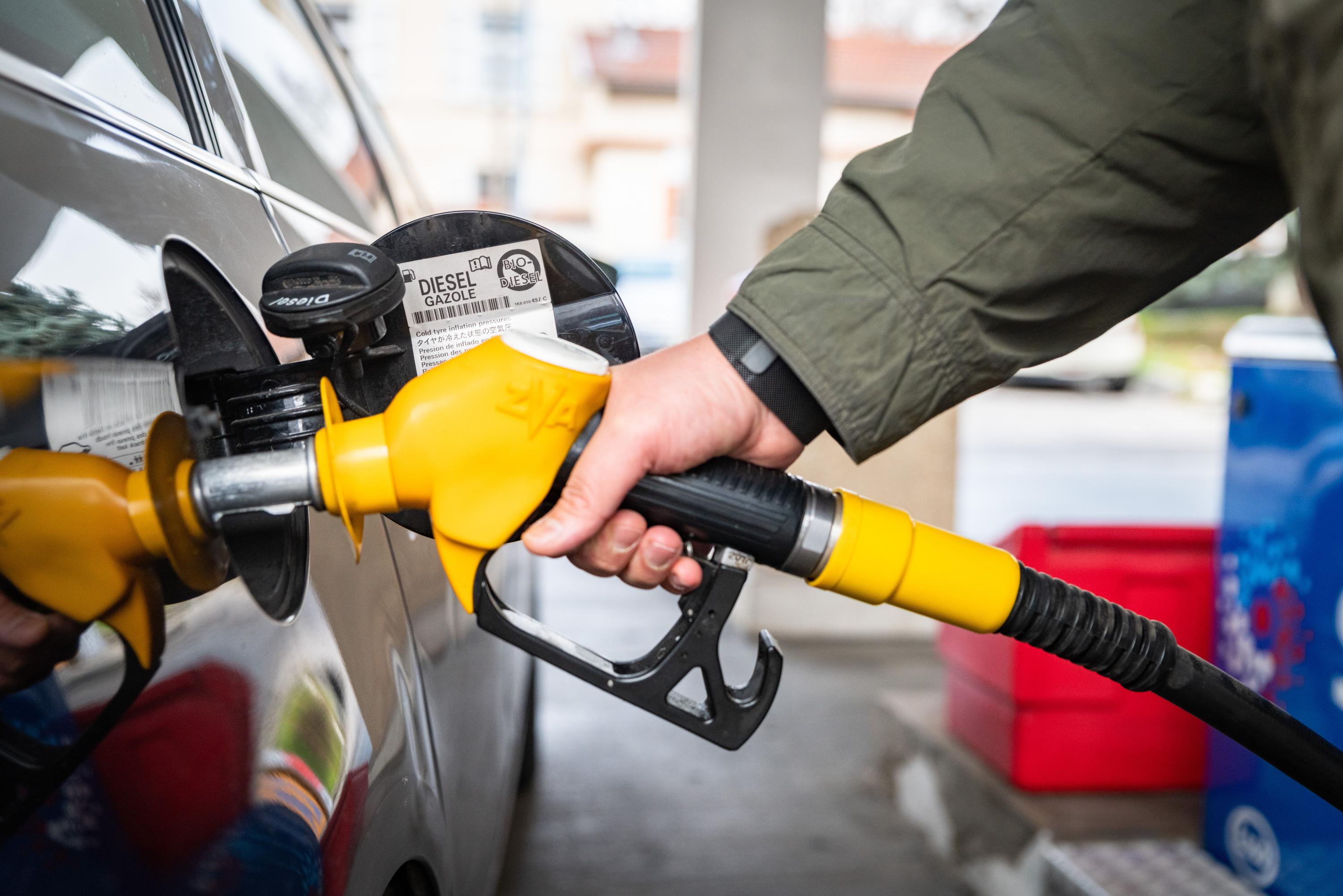 Les véhicules diesel et à essence font de la résistance en France