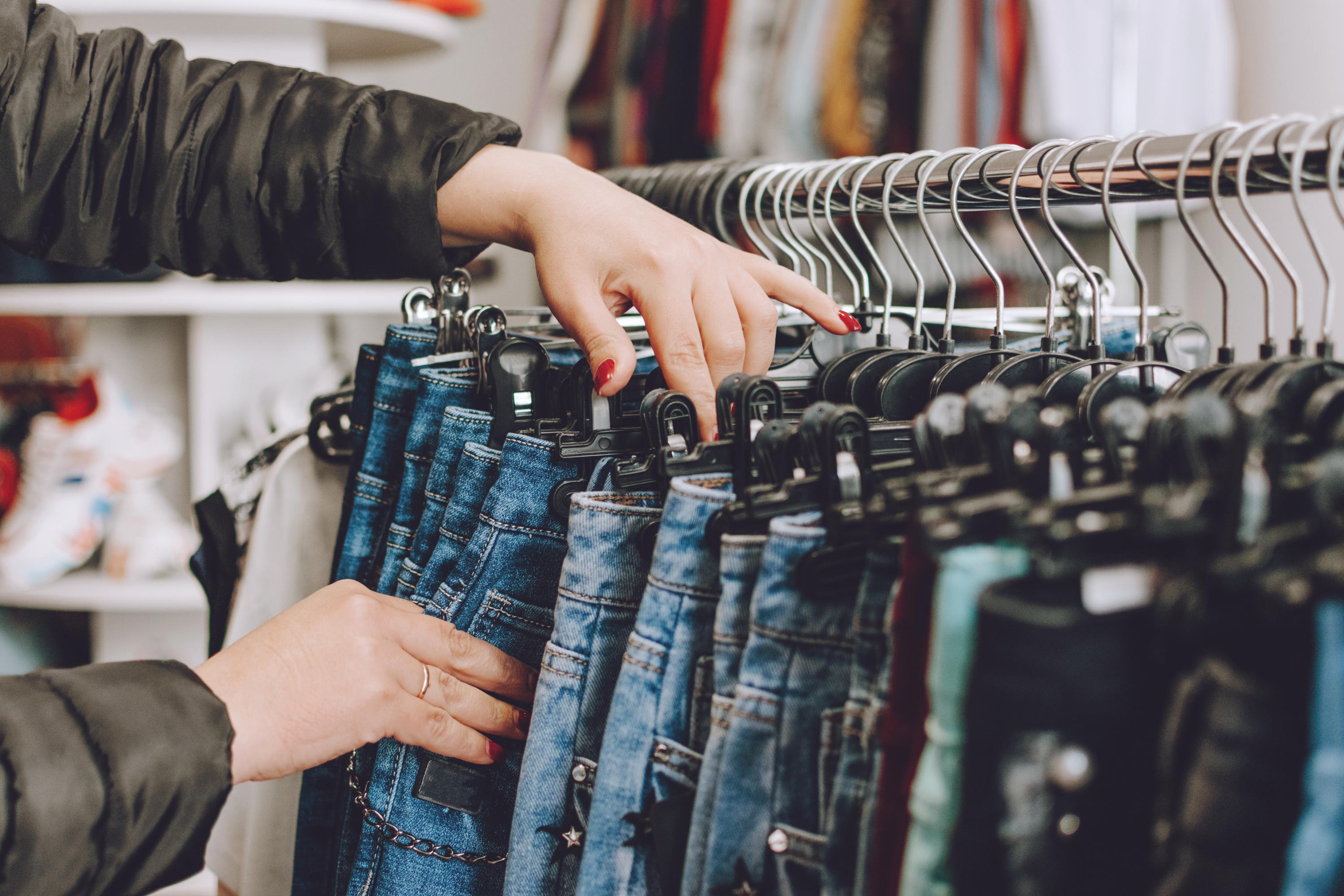 Adeptes de la fast fashion et de la seconde main, les Français ont acheté davantage de vêtements en 2024