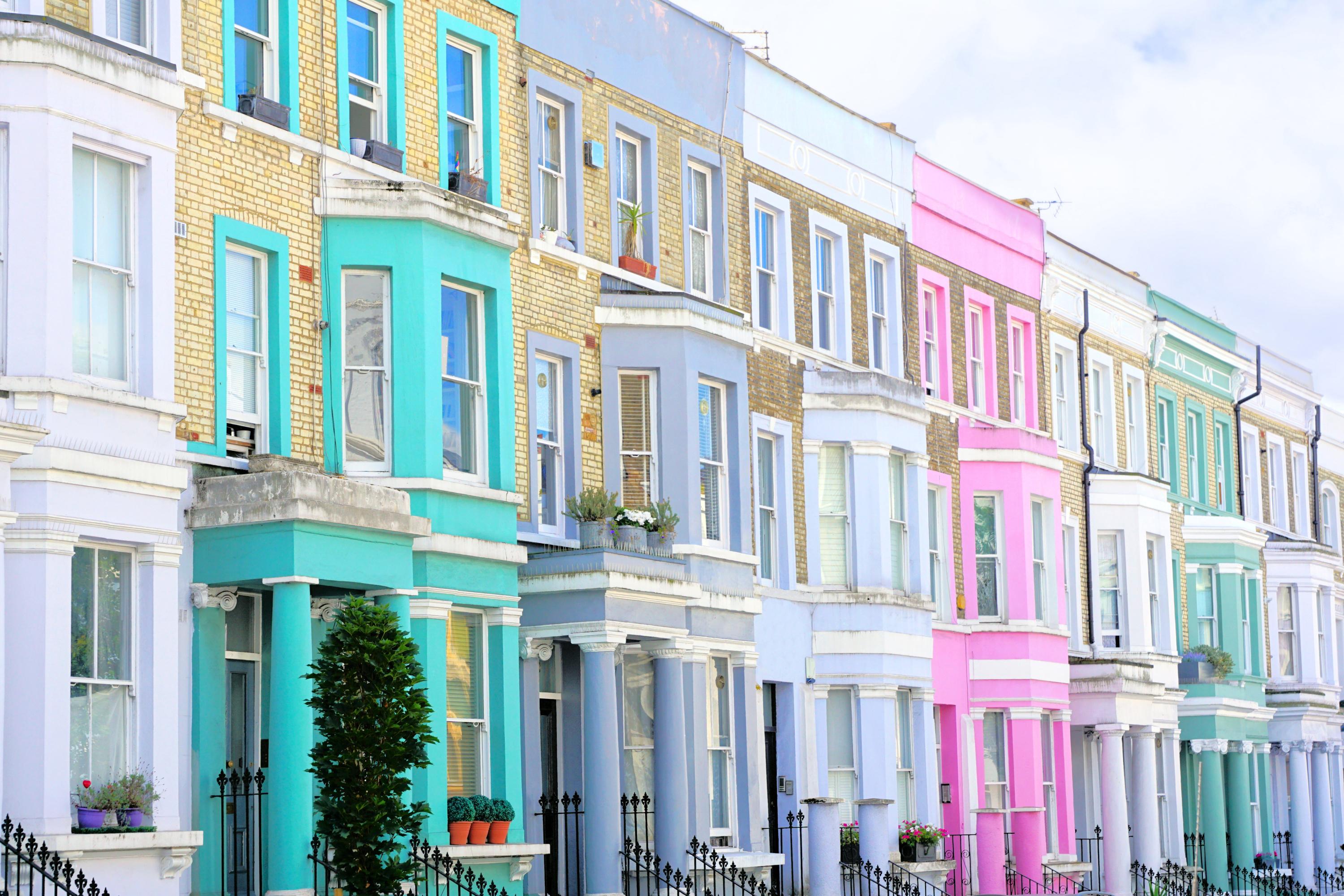 «On ne pouvait même plus sortir de chez nous» : les habitants de Notting Hill repeignent leurs maisons en noir pour faire fuir les touristes