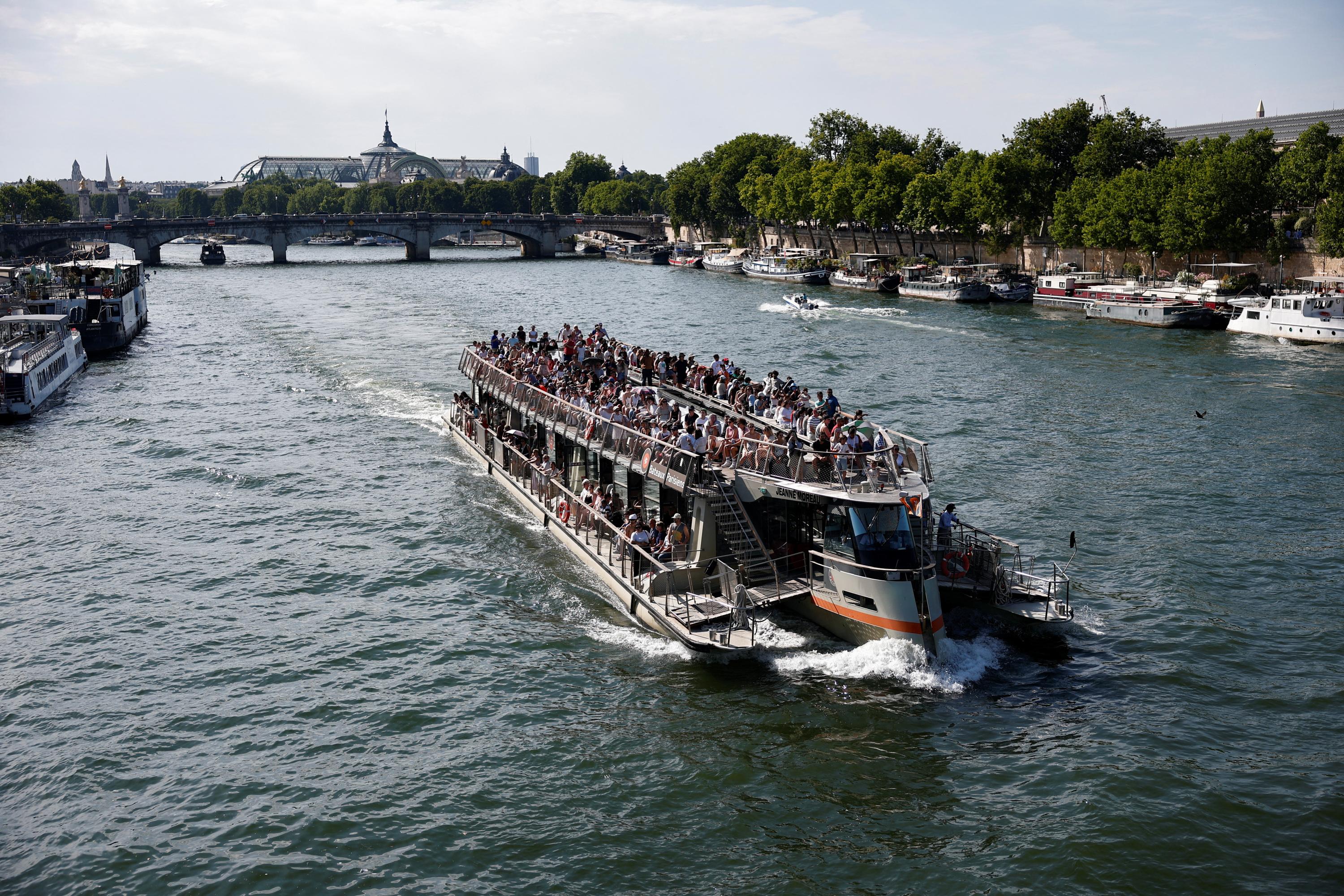 «Cette situation inacceptable aurait pu être évitée» : l’ouverture de la baignade dans la Seine bouscule l’économie du fleuve