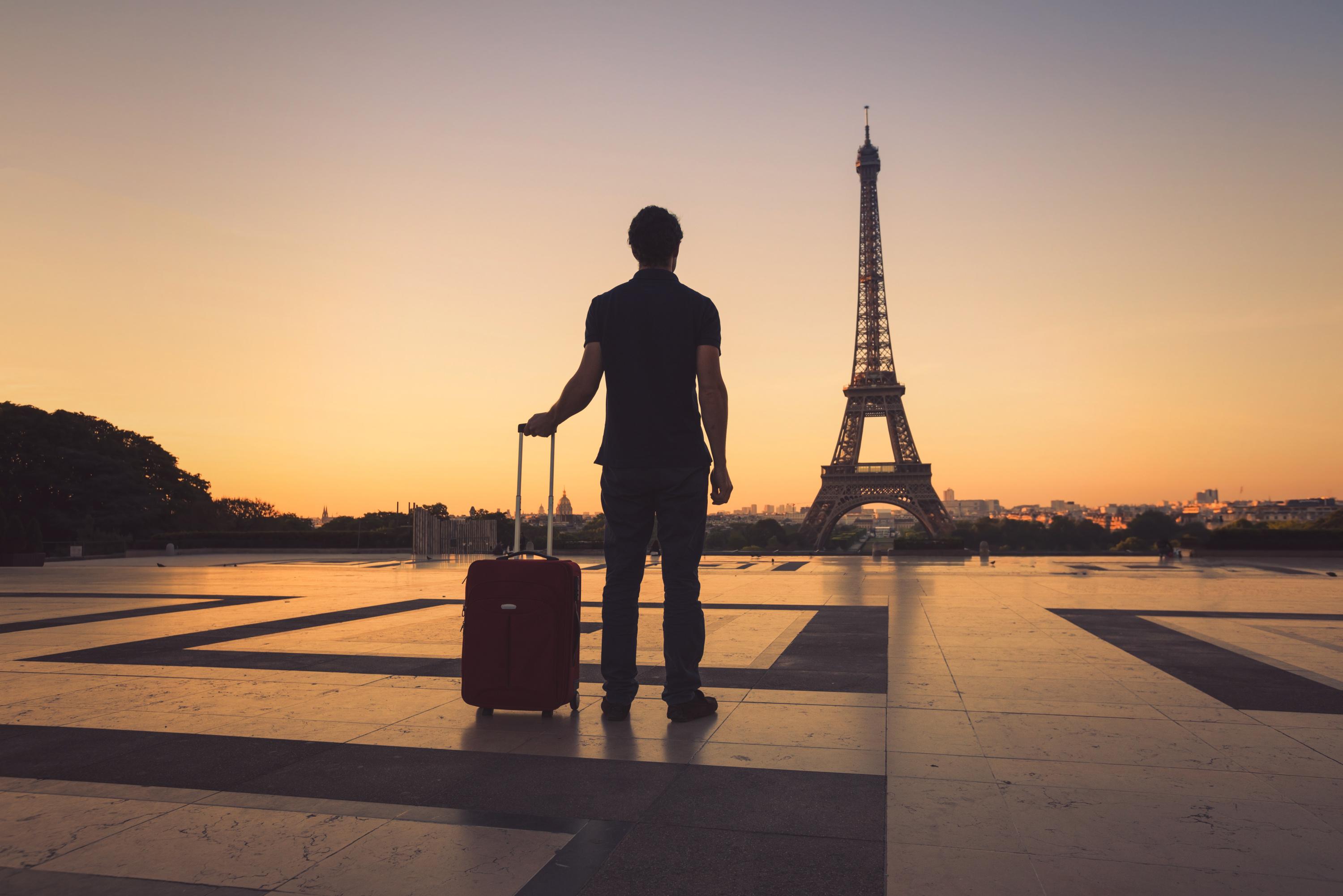 100 milliards d’euros en 2030 : le plan de François Bayrou pour inciter les touristes étrangers à dépenser plus en France