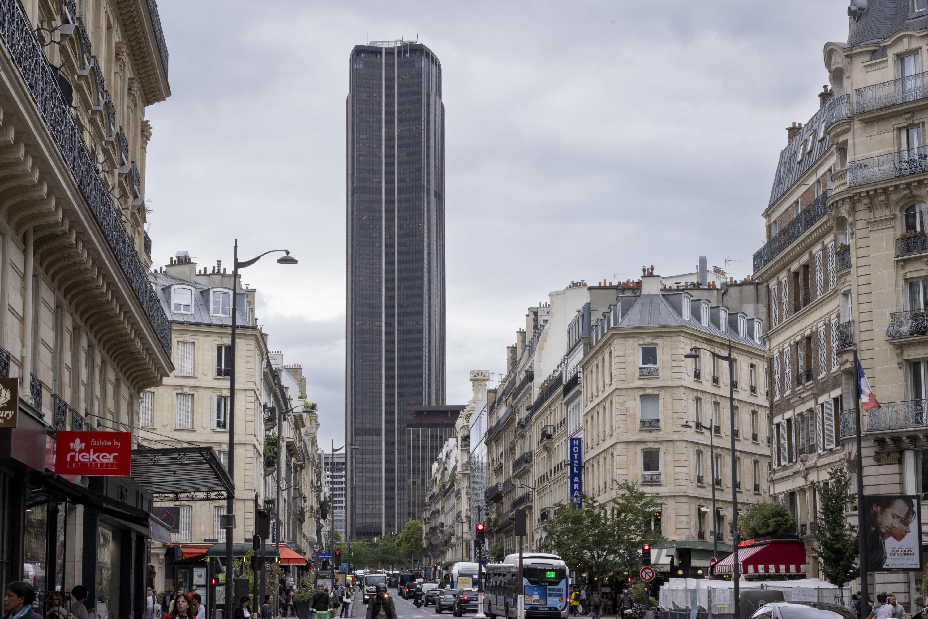 La tour Montparnasse, un bâtiment de 130 000 tonnes de béton et de verre, photographiée depuis la rue de Rennes, à Paris.