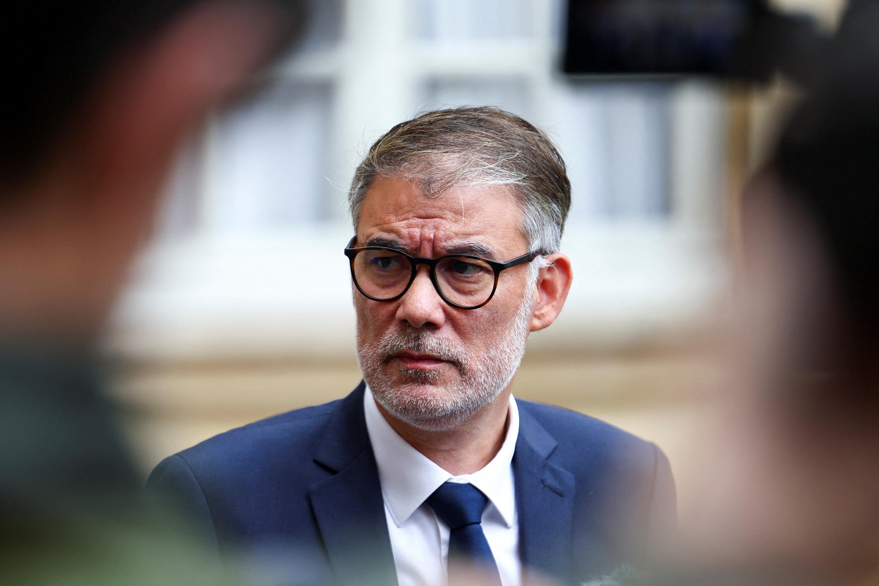 "Crisi politica in Francia: la caduta di François Bayrou e le sfide per un possibile governo socialista"