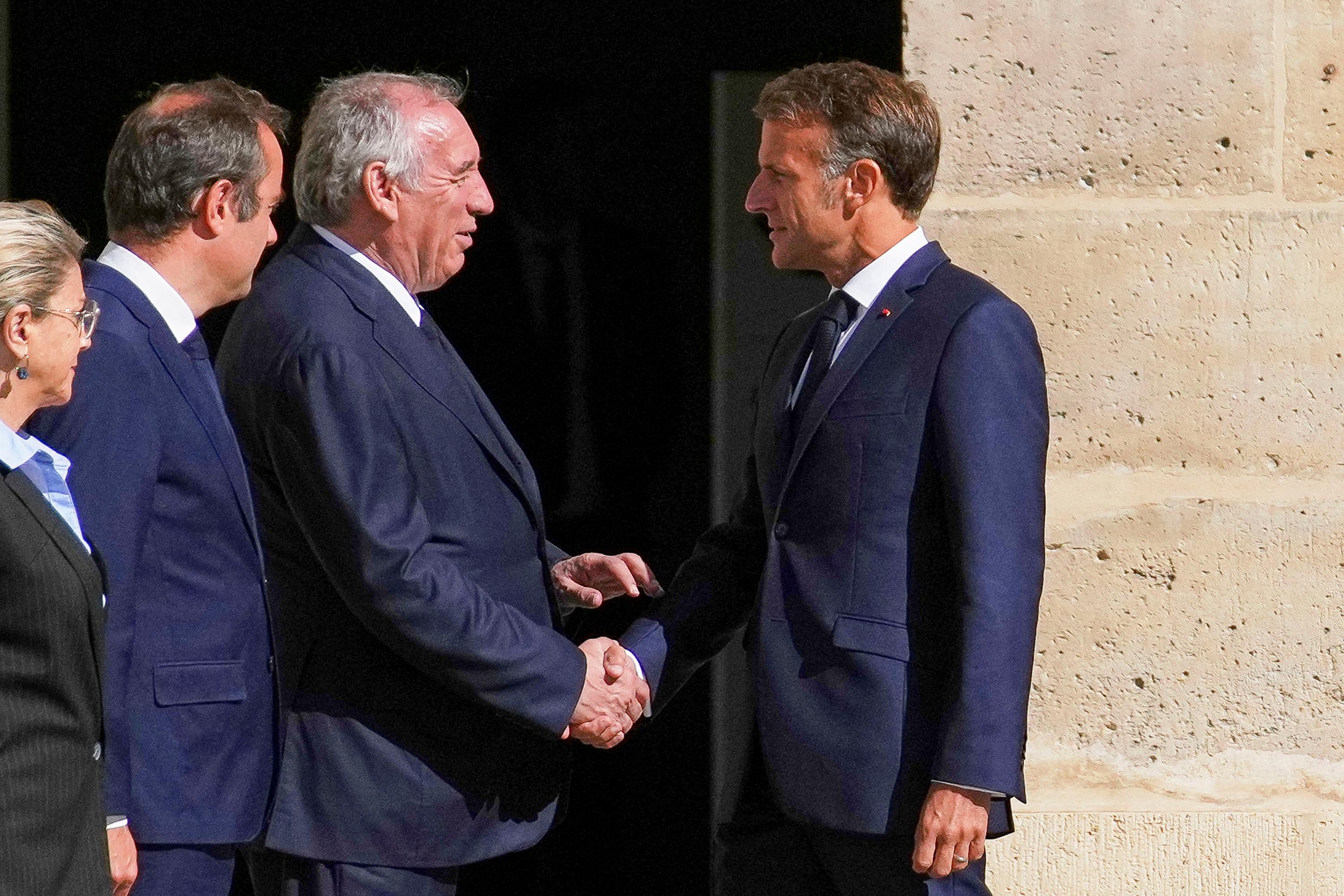 "La sfida di Sébastien Lecornu: costruire un'allegra politica tra Macron e i Repubblicani"