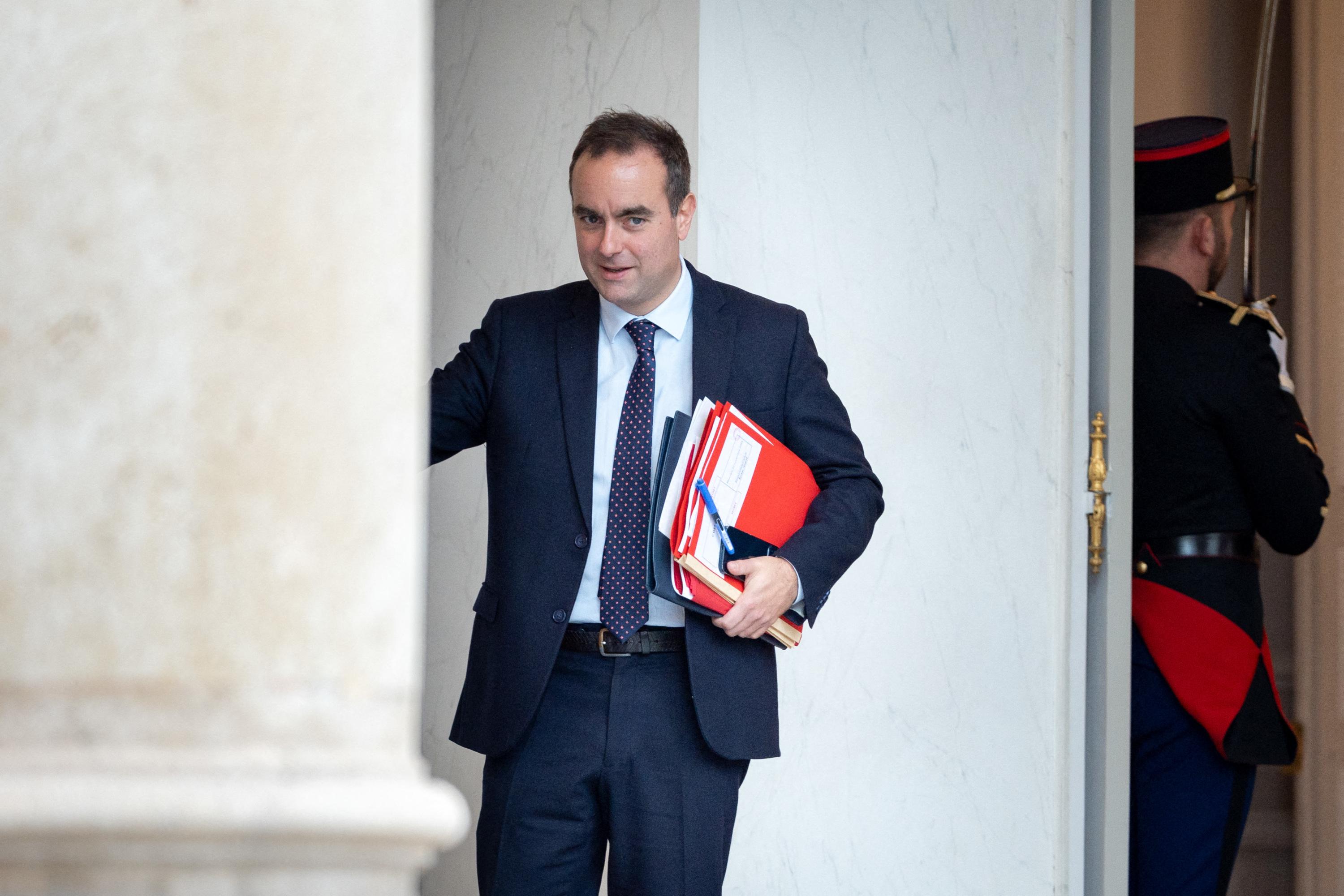 "Sébastien Lecornu: dal centro-destra a Ministro della Transizione Ecologica, la carriera politica di un fedele del presidente Macron"