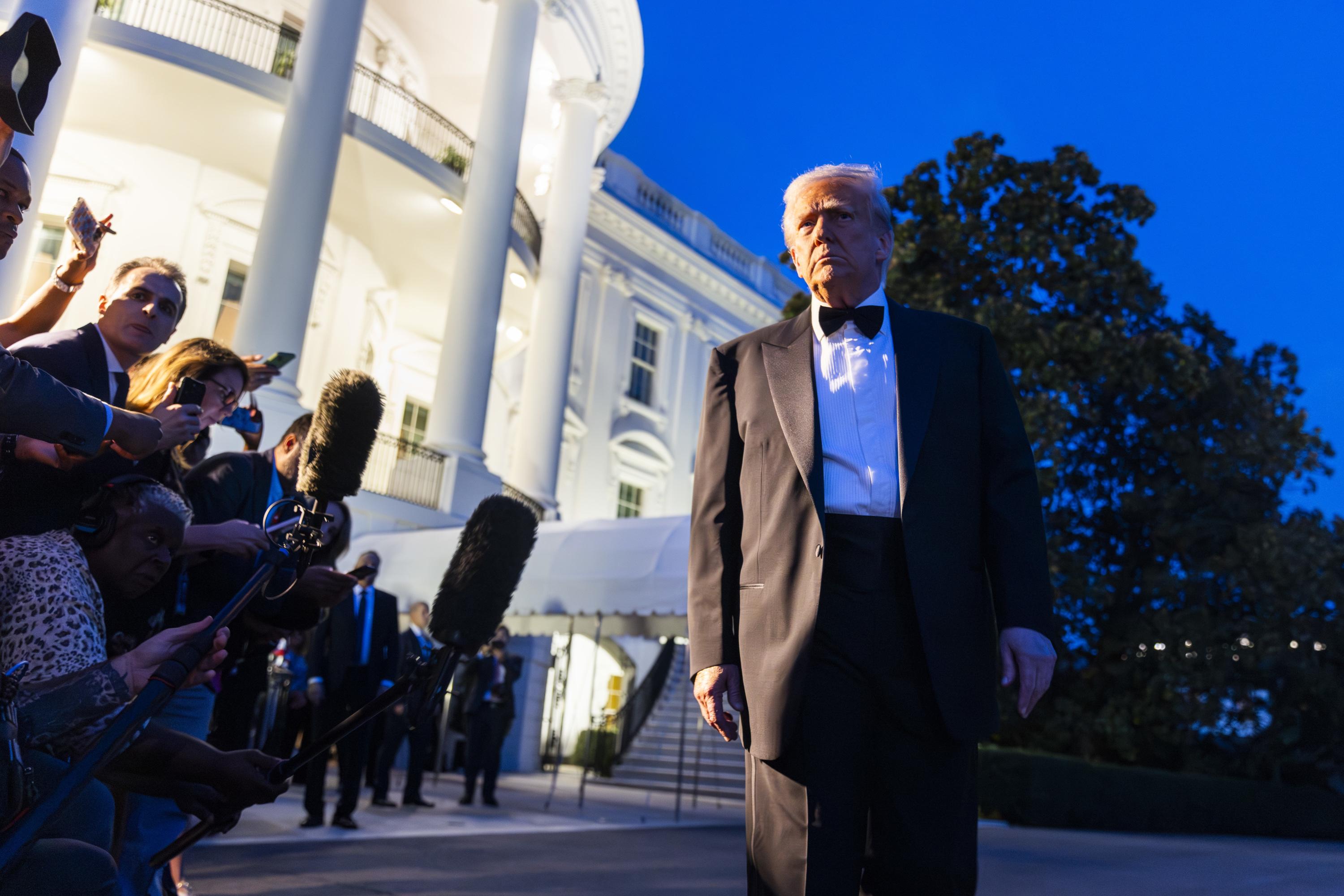 « Je pense que nous allons mettre ABC à l’épreuve » : quand Donald Trump joue les patrons de chaînes TV aux États-Unis