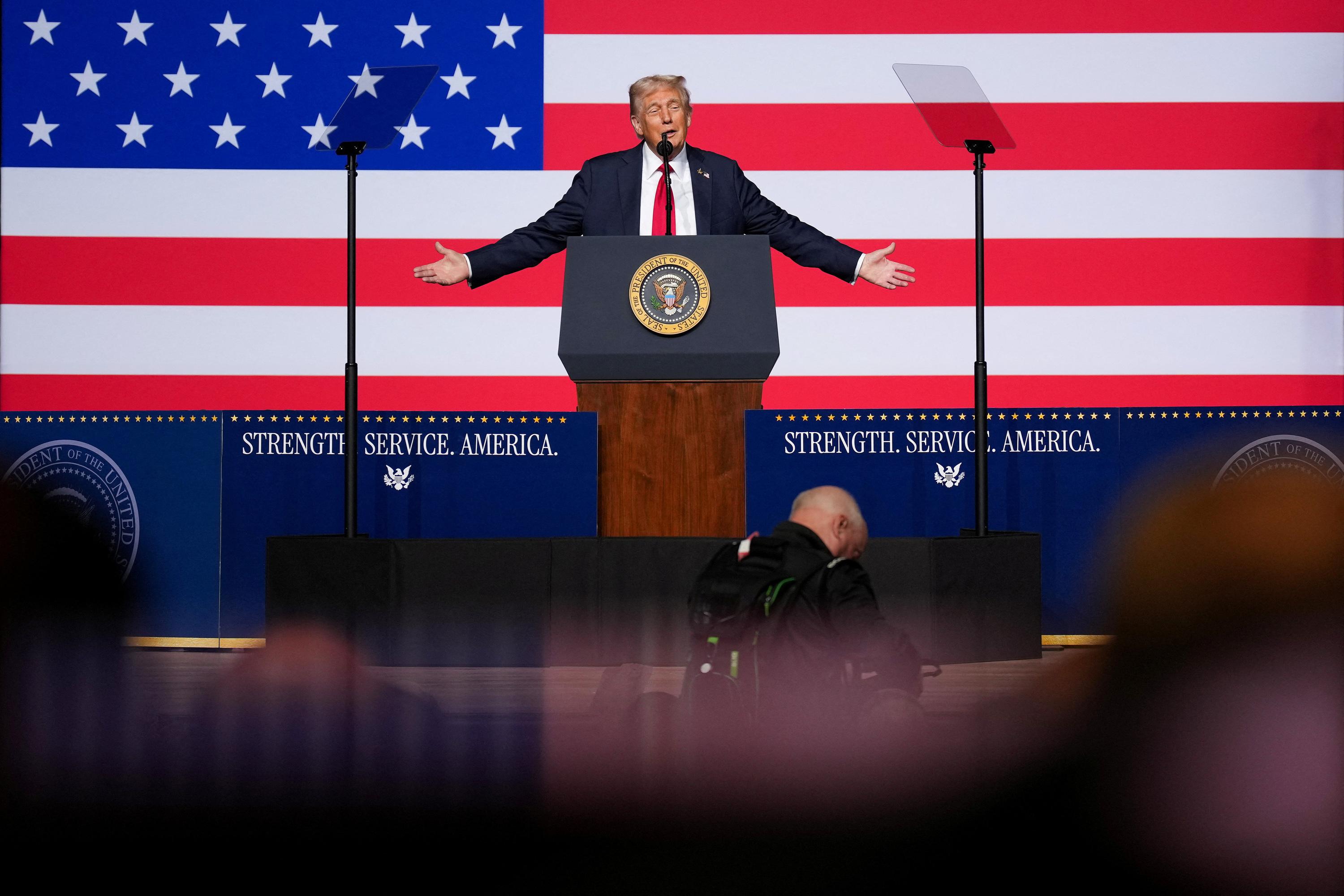 Devant les généraux américains, Donald Trump transforme son discours en tribune politique
