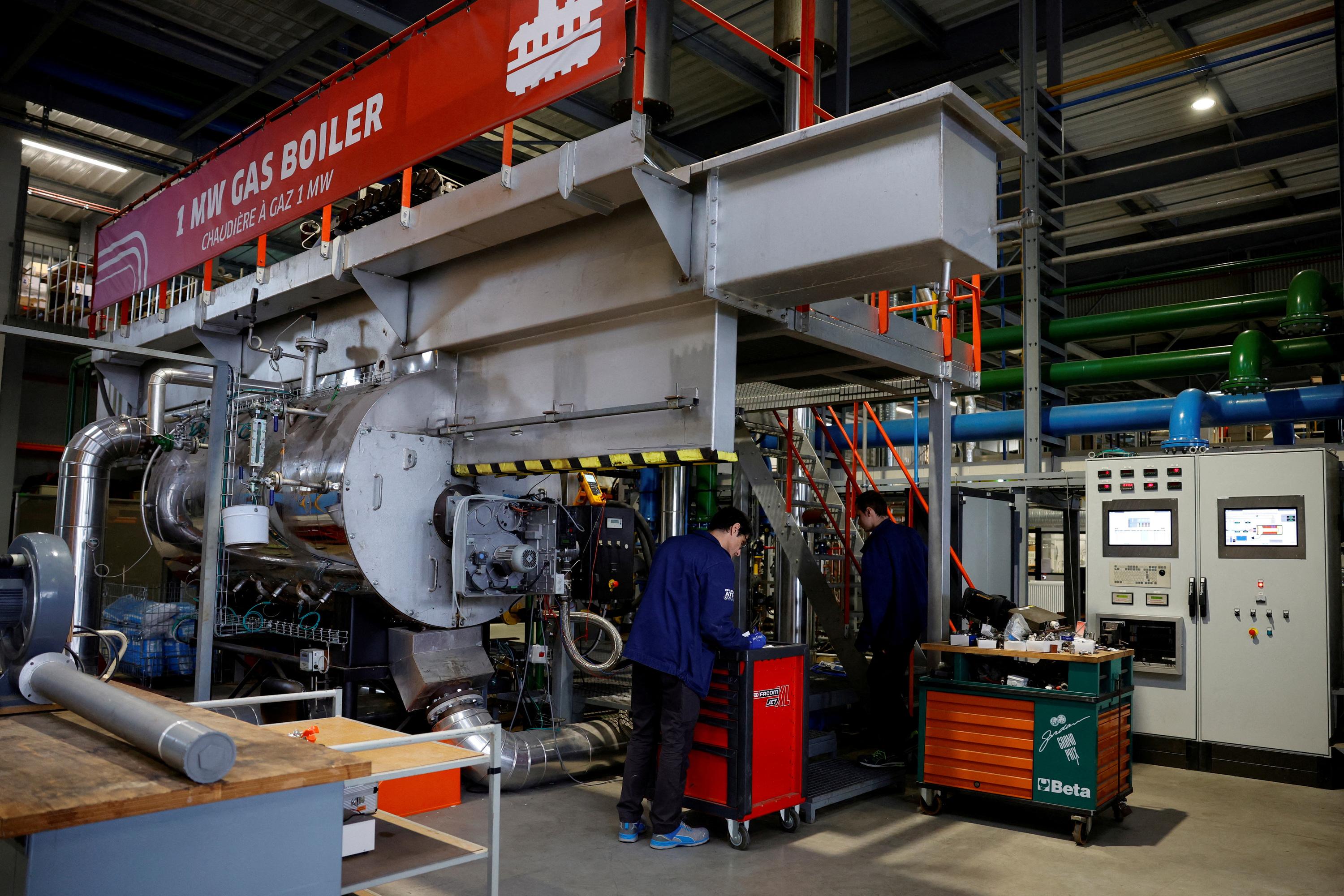 « Maintenir la surtaxe d’impôt sur les sociétés revient à étrangler les industriels » : l’industrie française, en panne d’investissement