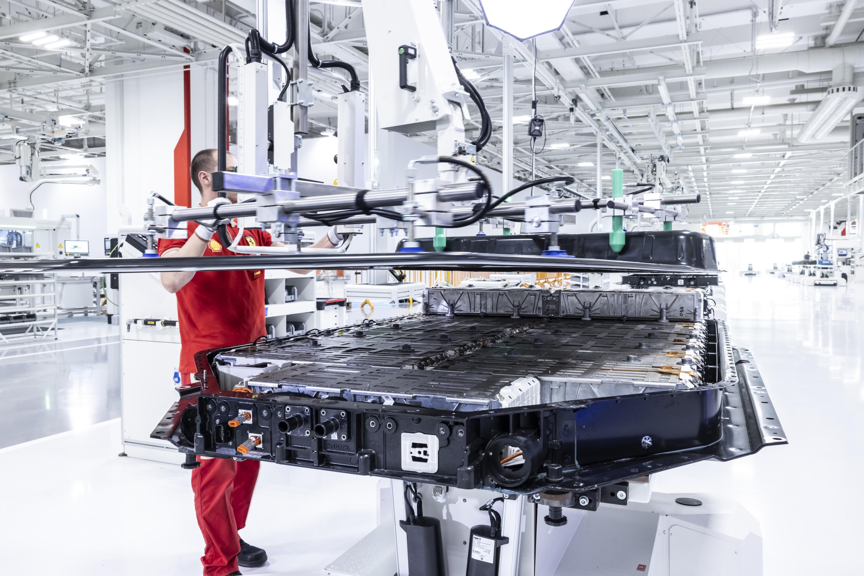 Dans l’électrique, Ferrari avance à pas comptés