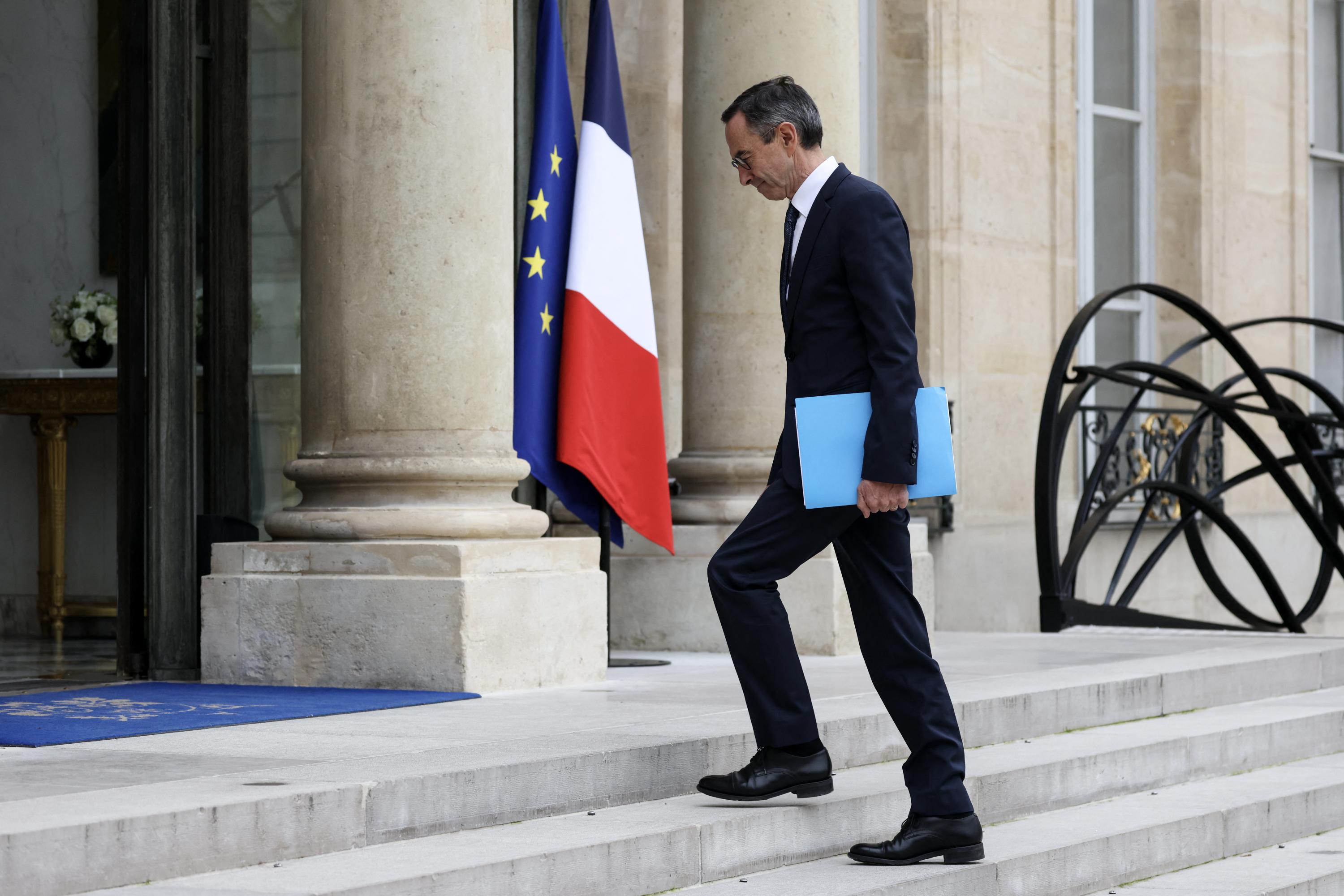 Les Républicains Struggle Amid Macron Resignation Calls and Internal Divisions