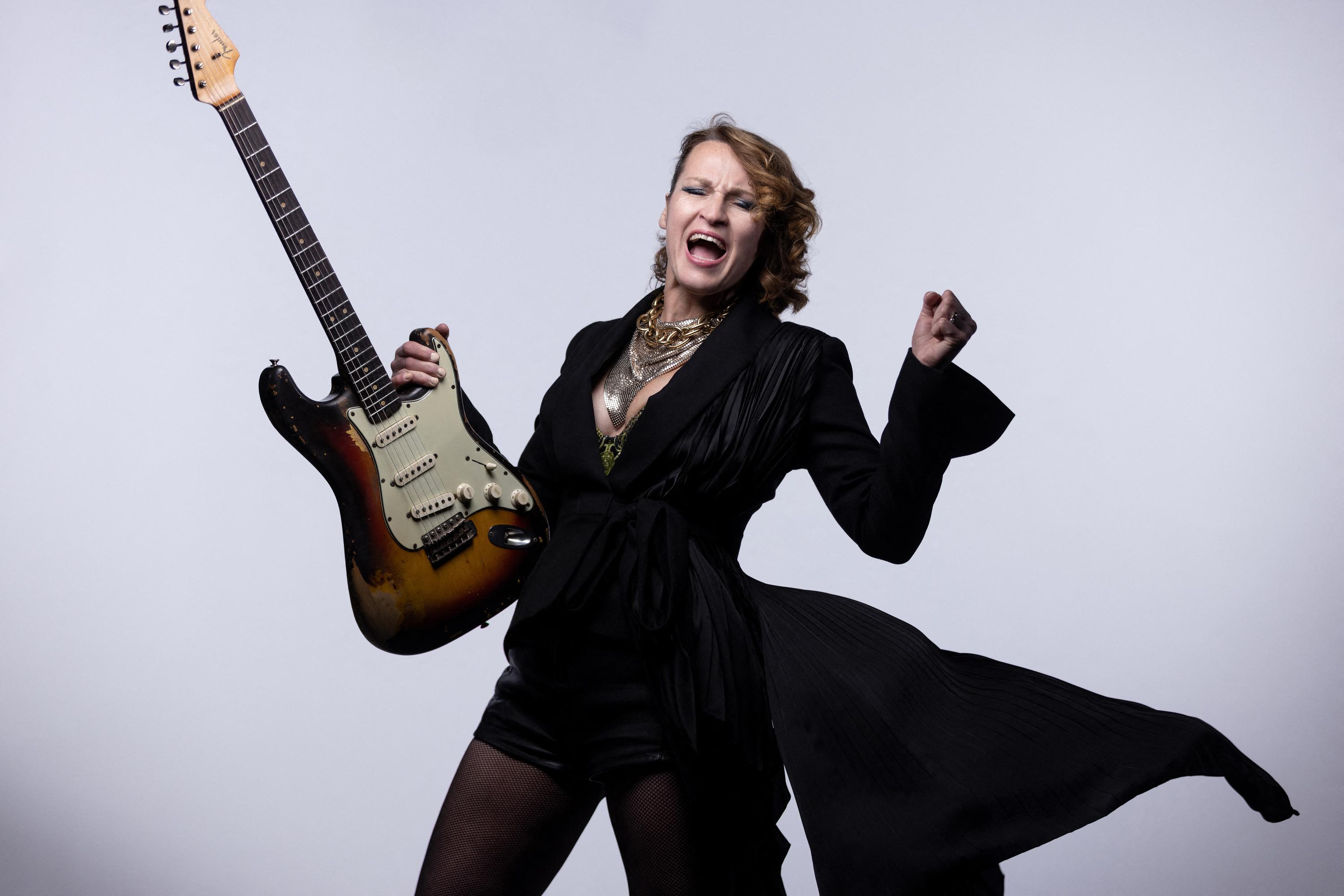 Laura Cox et Ana Popovic, deux guitar héroïnes