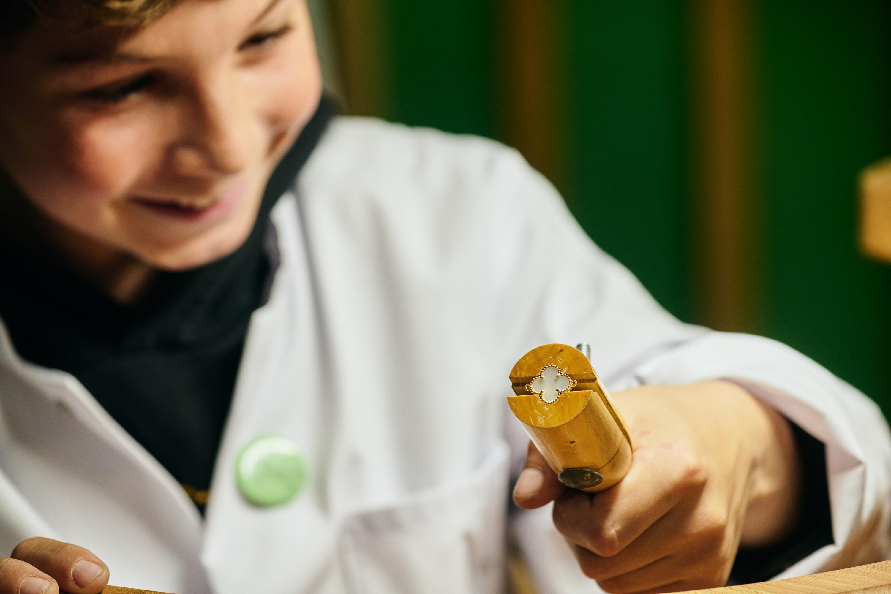 « Une grande part des 15 000 artisans français de la joaillerie vont partir à la retraite » : comment le salon lyonnais de Van Cleef & Arpels veut faire rayonner ces métiers