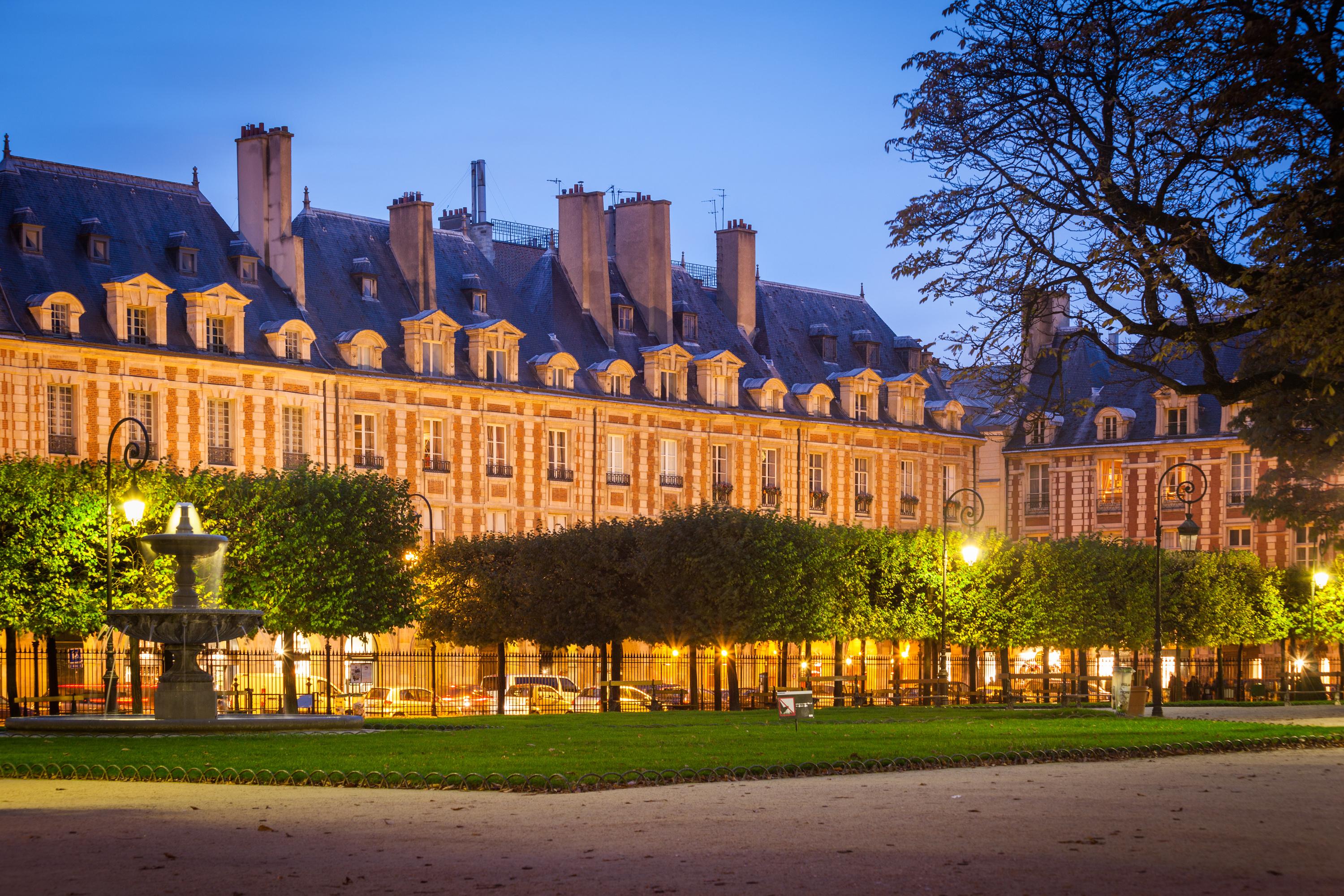La place des Vosges, dans le quartier du Marais à Paris, est un des lieux les plus prisés de la capitale.