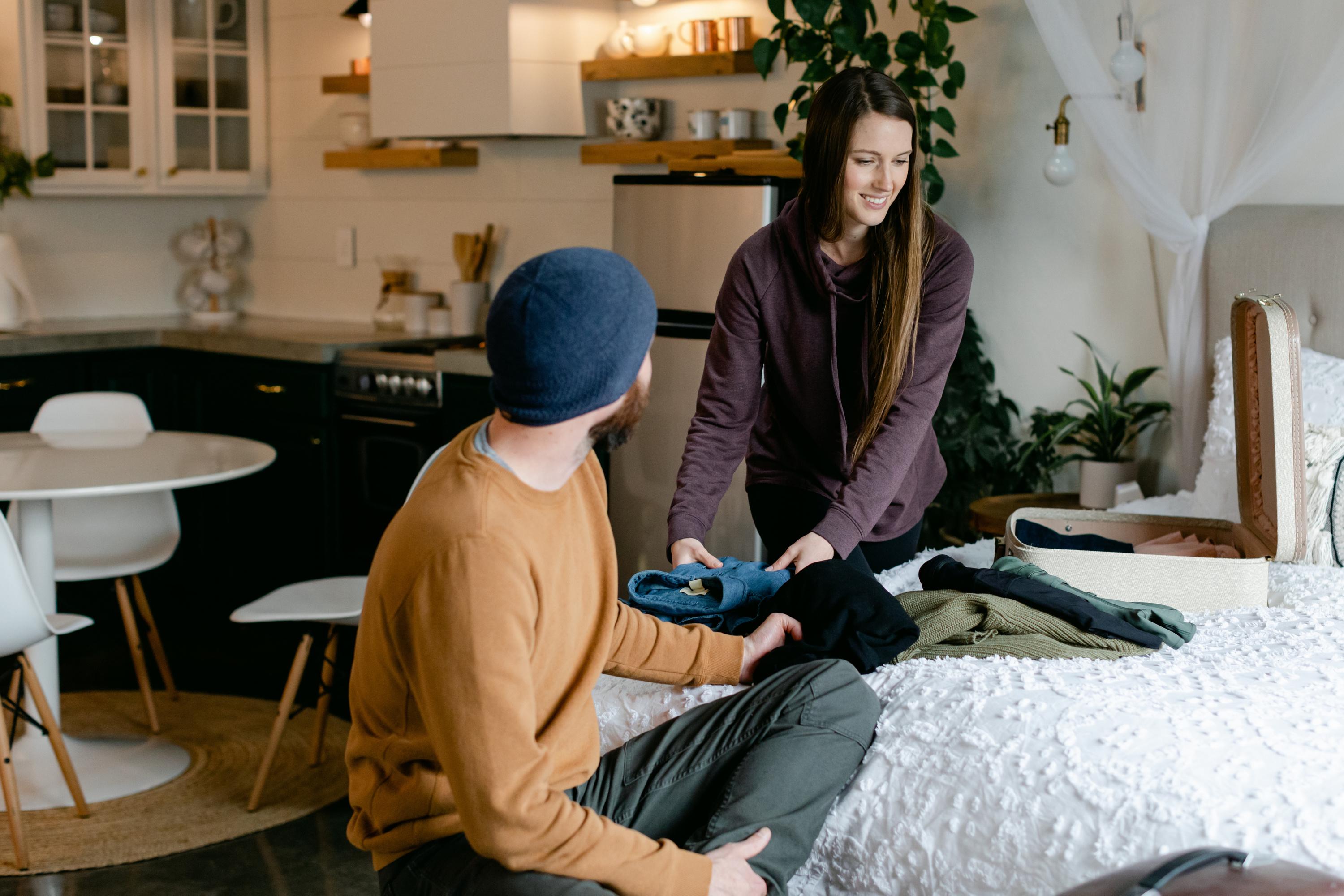 Ian Brossat, le candidat communiste, propose de créer une police du logement pour vérifier que les propriétaires de logements sur Airbnb respectent bien les règles.