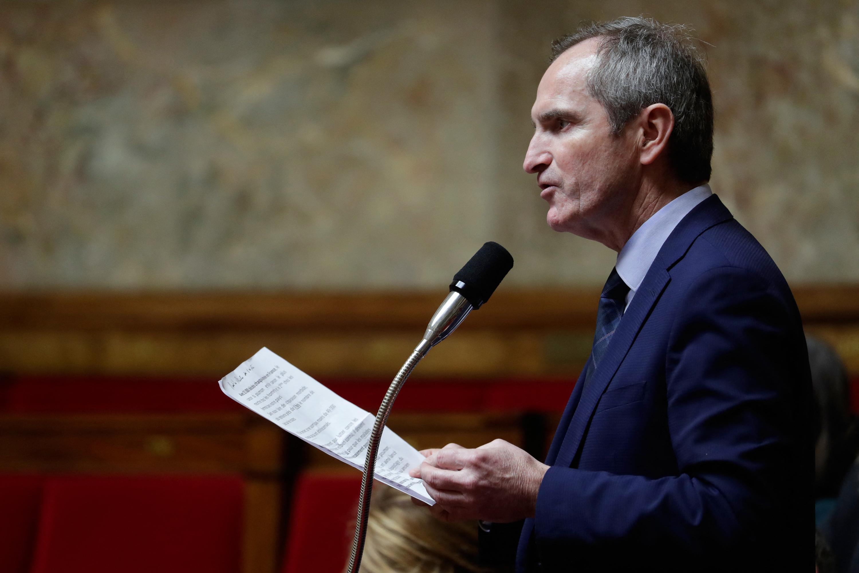 In Francia, nuovo progetto di legge limita il matrimonio ai cittadini e ai residenti regolari, escludendo chi è sotto OQTF